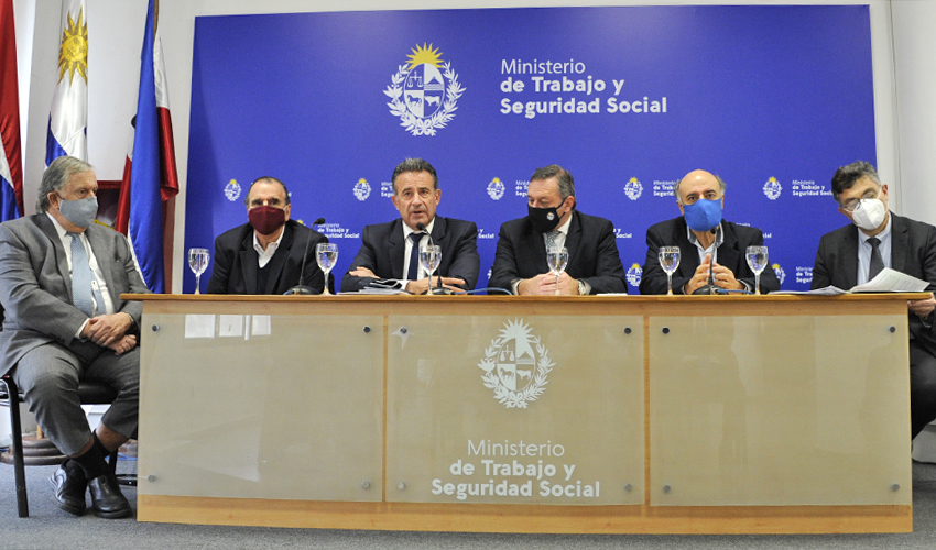 Ministro de Salud Pública, Daniel Salinas, hace uso de la palabra durante firma de protocolo sanitario para reapertura de shopping centers