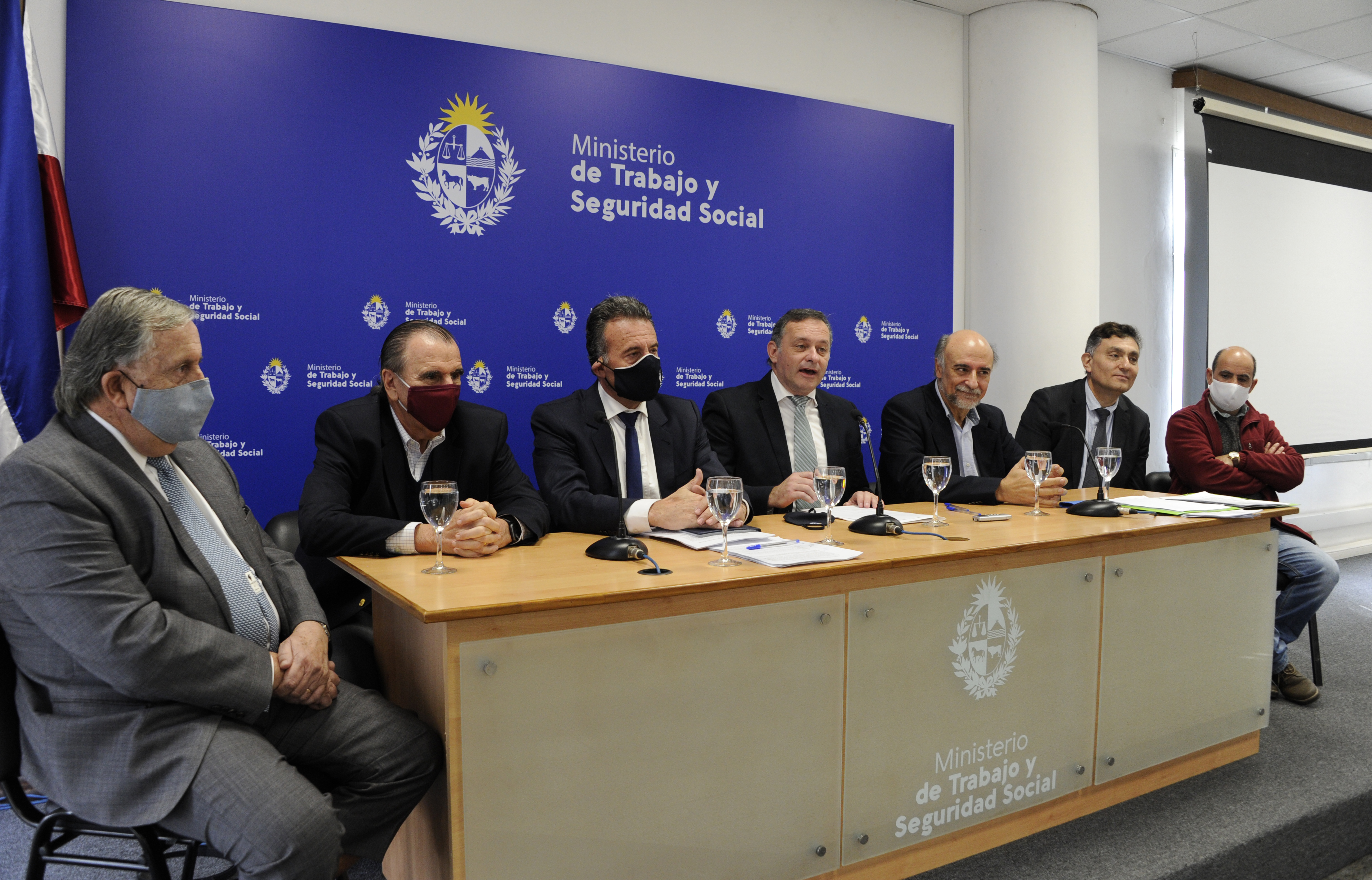 Prosecretario de Presidencia, Álvaro Delgado, hace uso de la palabra durante firma de protocolo sanitario para reapertura de shopping centers