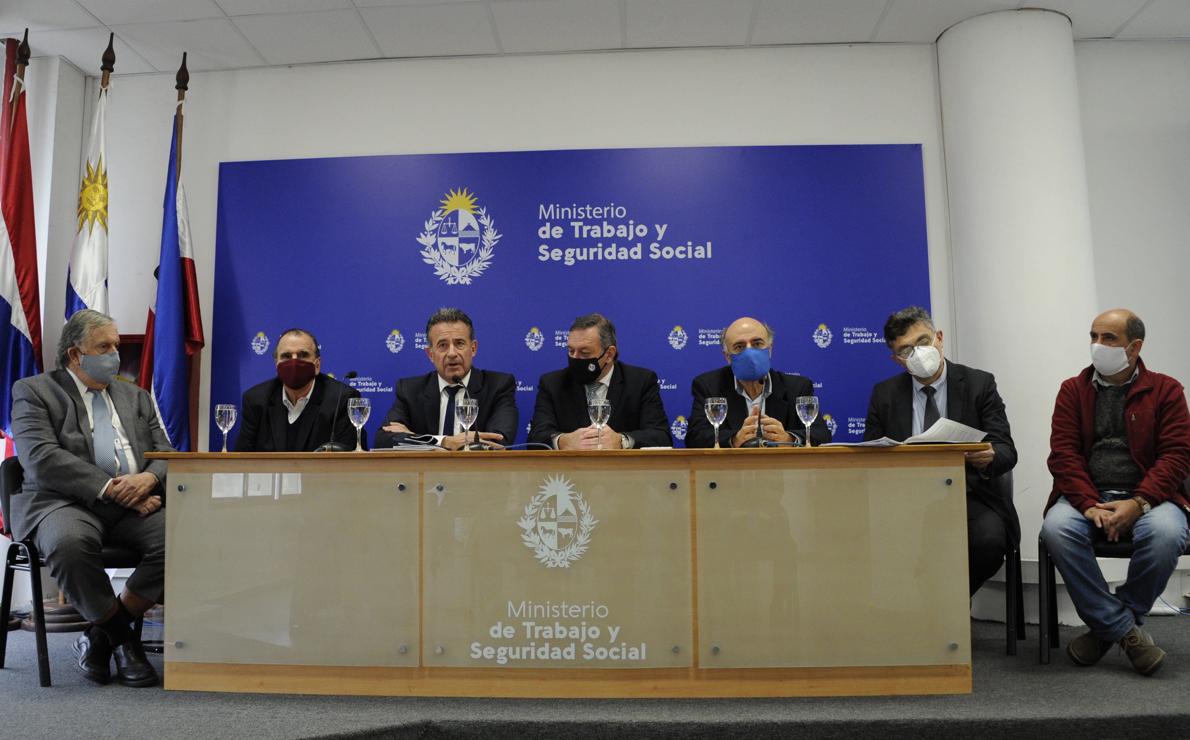Ministro de Salud Pública, Daniel Salinas, hace uso de la palabra durante firma de protocolo sanitario para reapertura de shopping centers