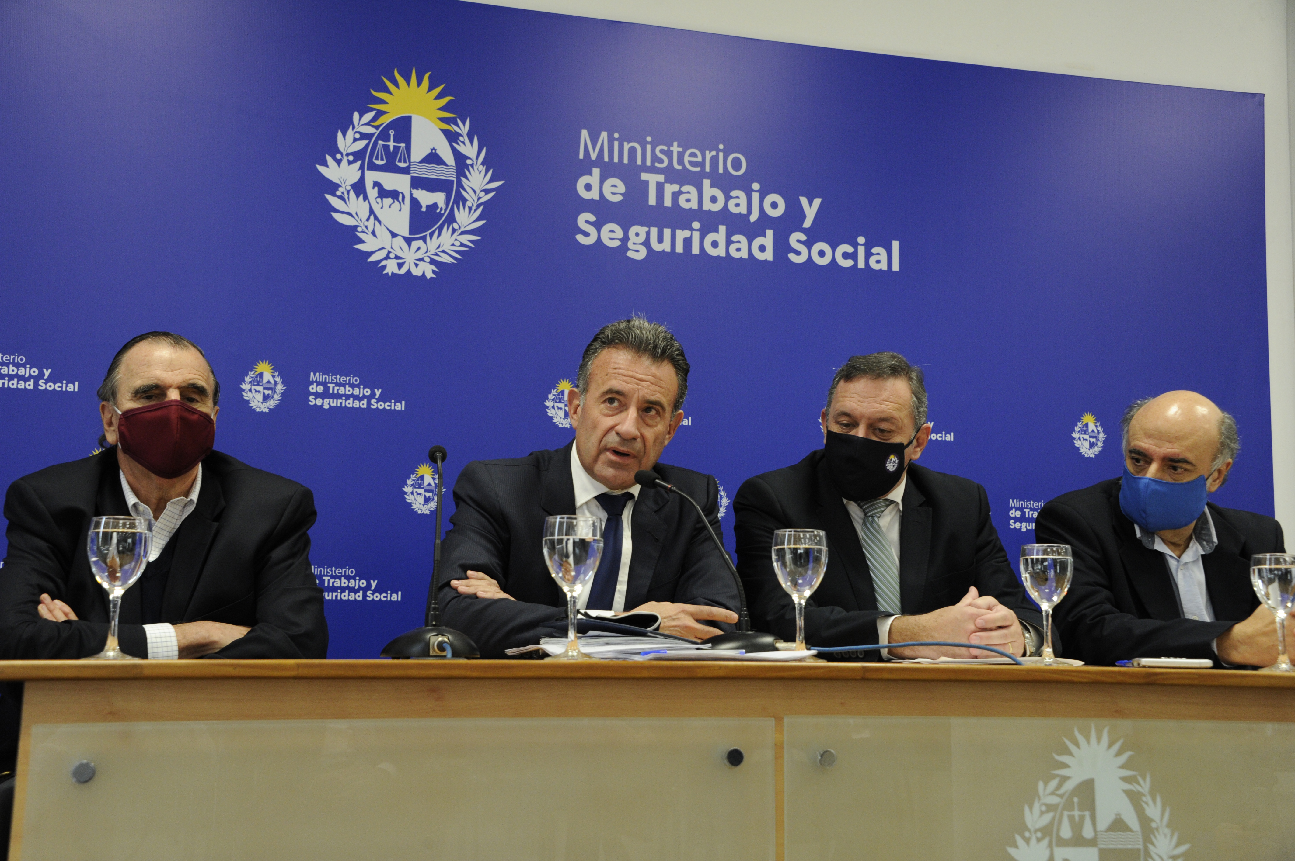 Ministro de Salud Pública, Daniel Salinas, hace uso de la palabra durante firma de protocolo sanitario para reapertura de shopping centers