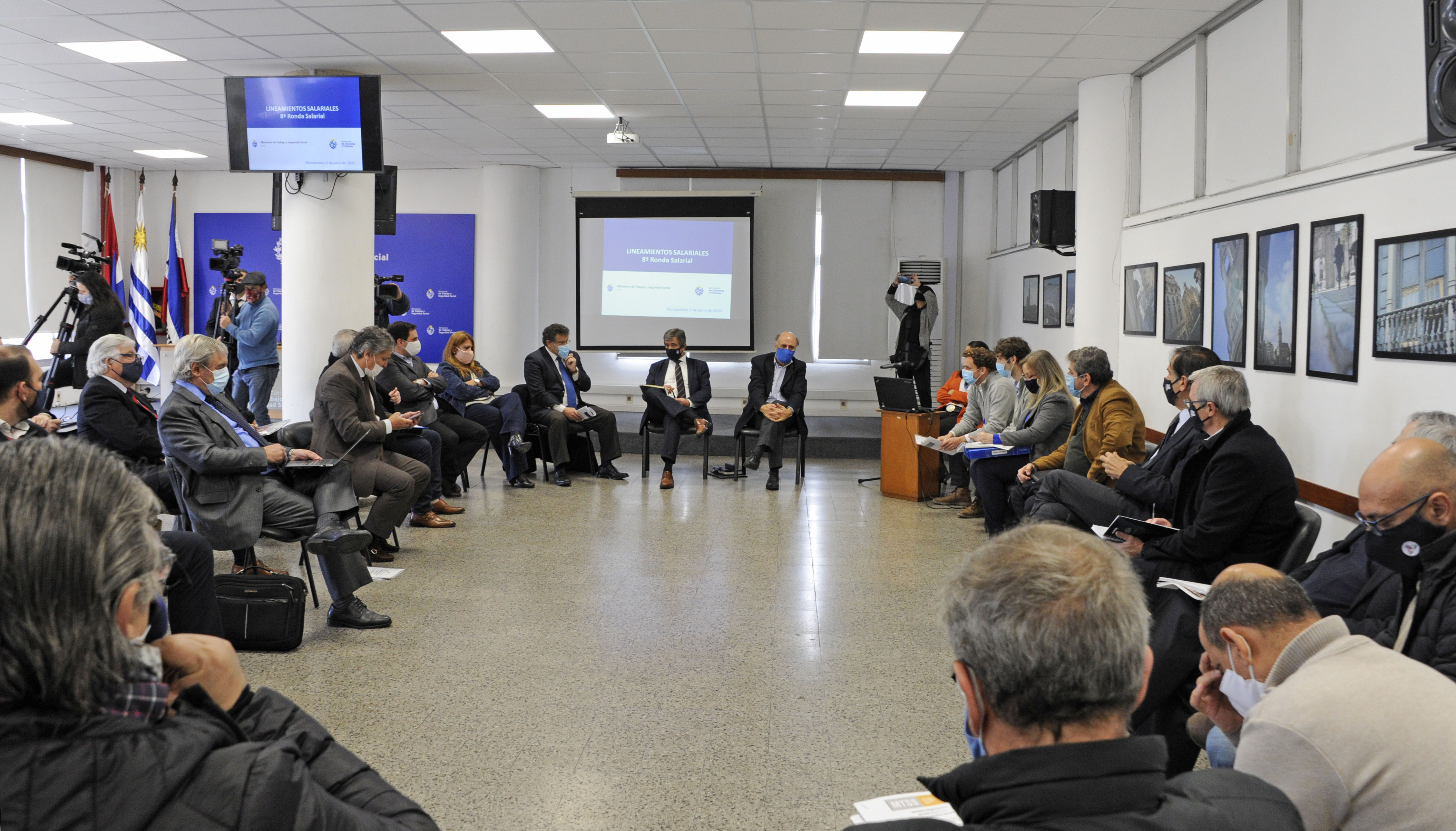 Autoridades, trabajadores y empresarios en el Ministerio de Trabajo y Seguridad Social