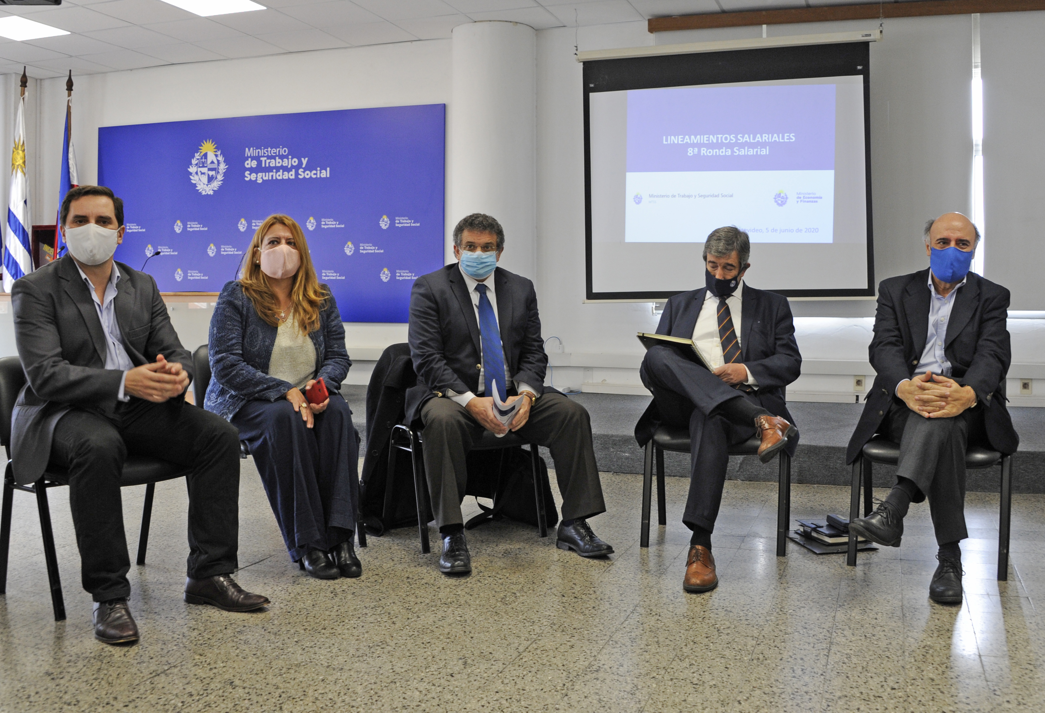 Autoridades, trabajadores y empresarios en el Ministerio de Trabajo y Seguridad Social