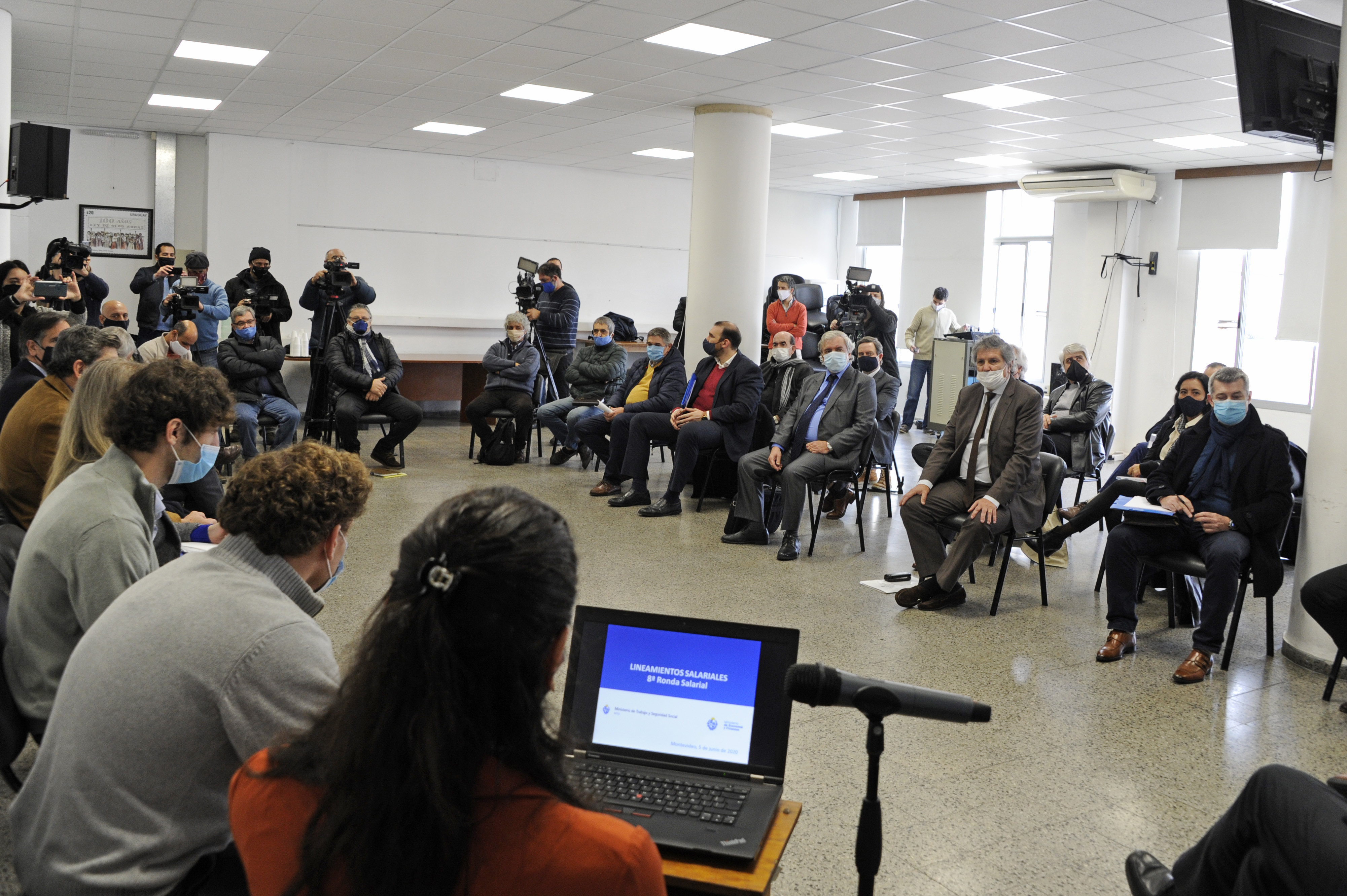 Autoridades, trabajadores y empresarios en el Ministerio de Trabajo y Seguridad Social