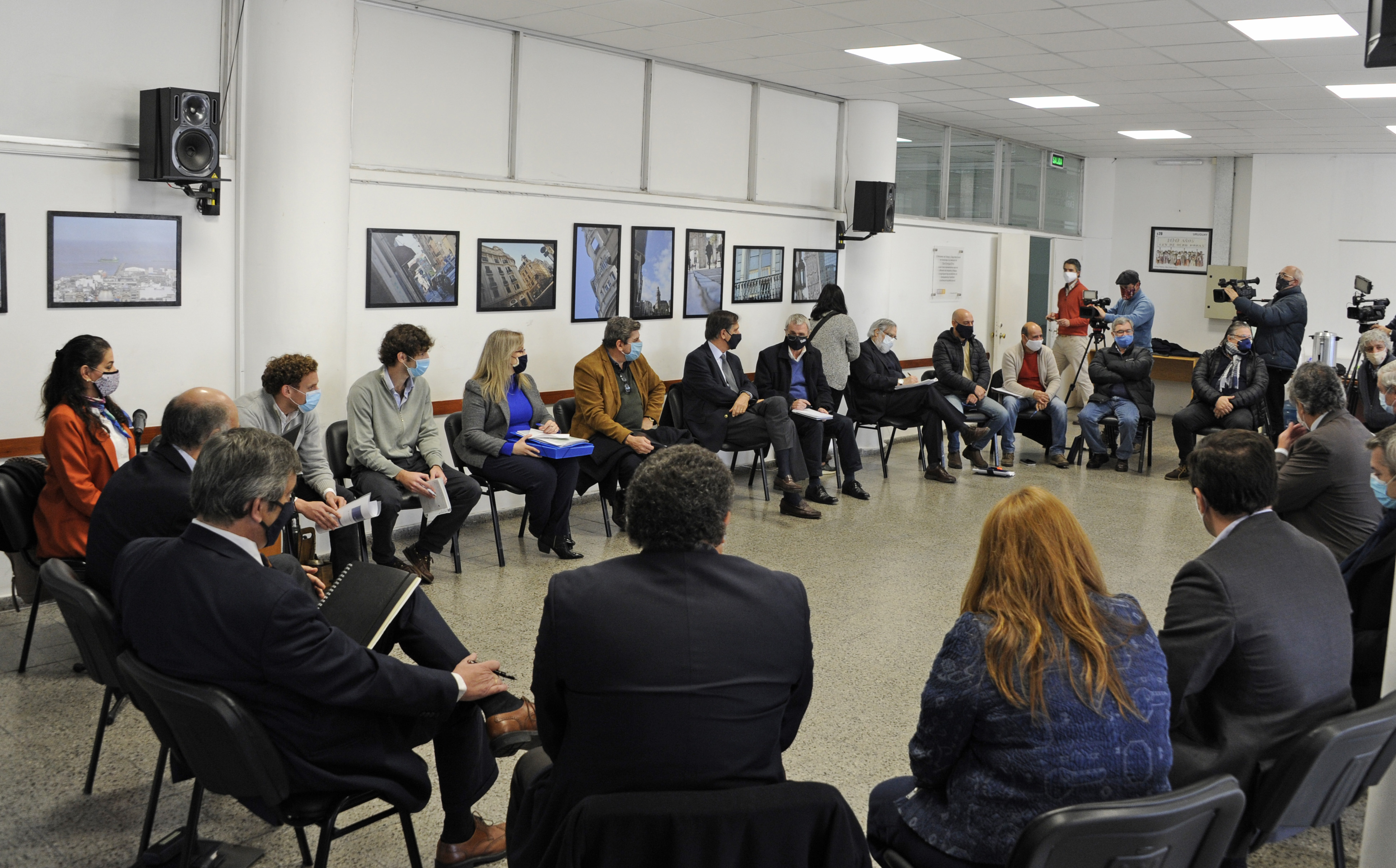 Autoridades, trabajadores y empresarios en el Ministerio de Trabajo y Seguridad Social