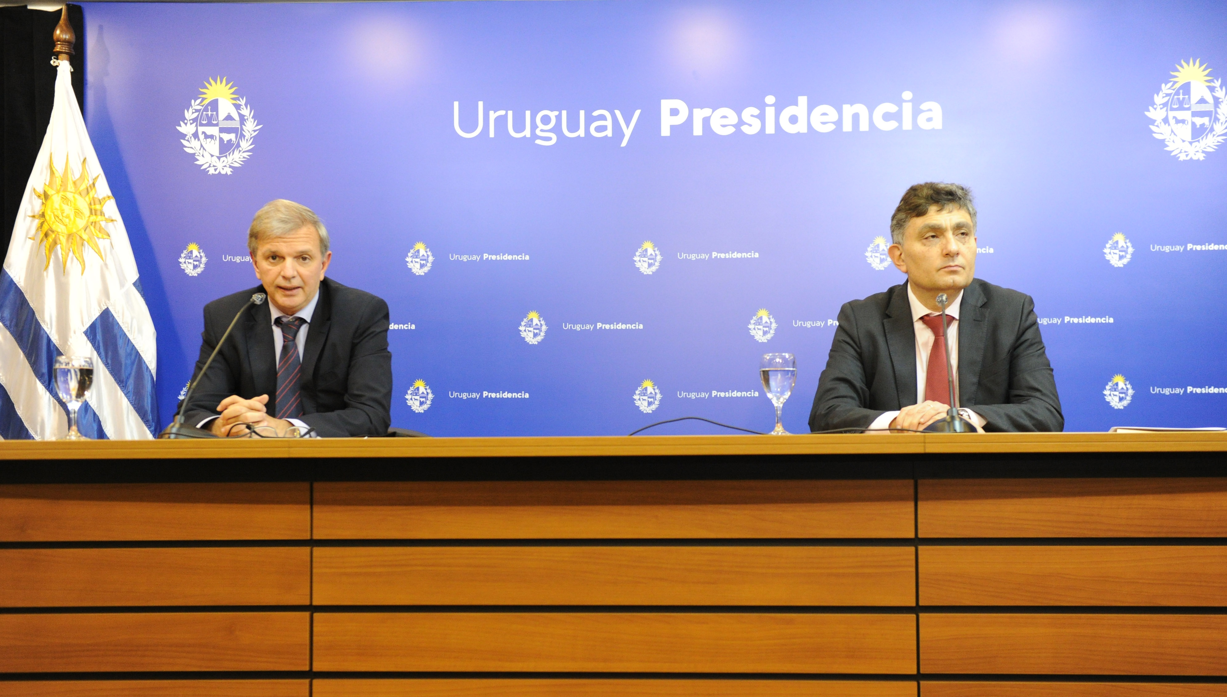 Director de la Secretaría Nacional del Deporte, Sebastián Bauzá, e Isaac Alfie, director de OPP, en conferencia de prensa