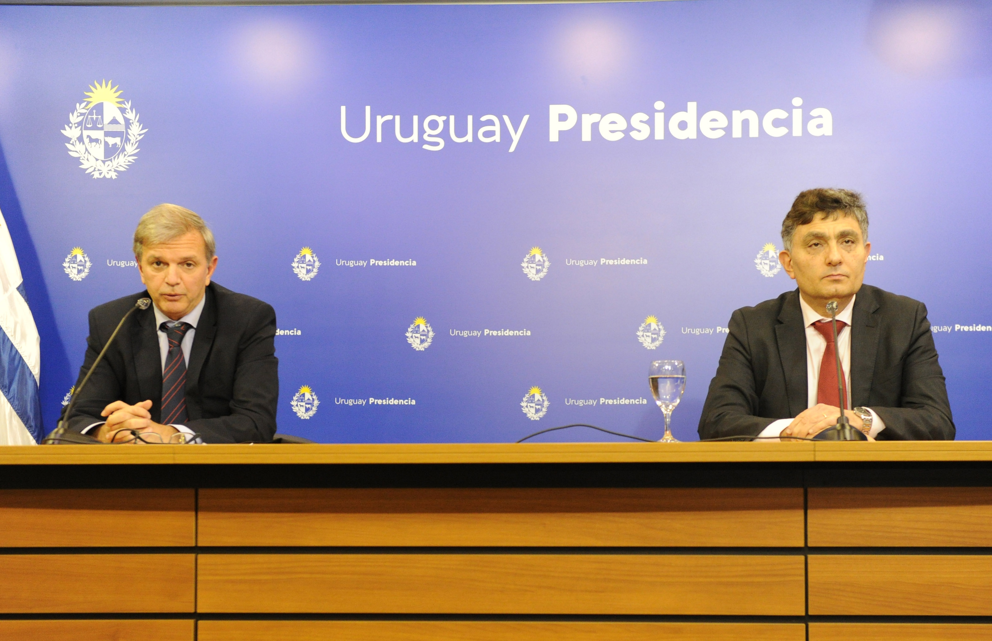 Director de la Secretaría Nacional del Deporte, Sebastián Bauzá, e Isaac Alfie, director de OPP, en conferencia de prensa