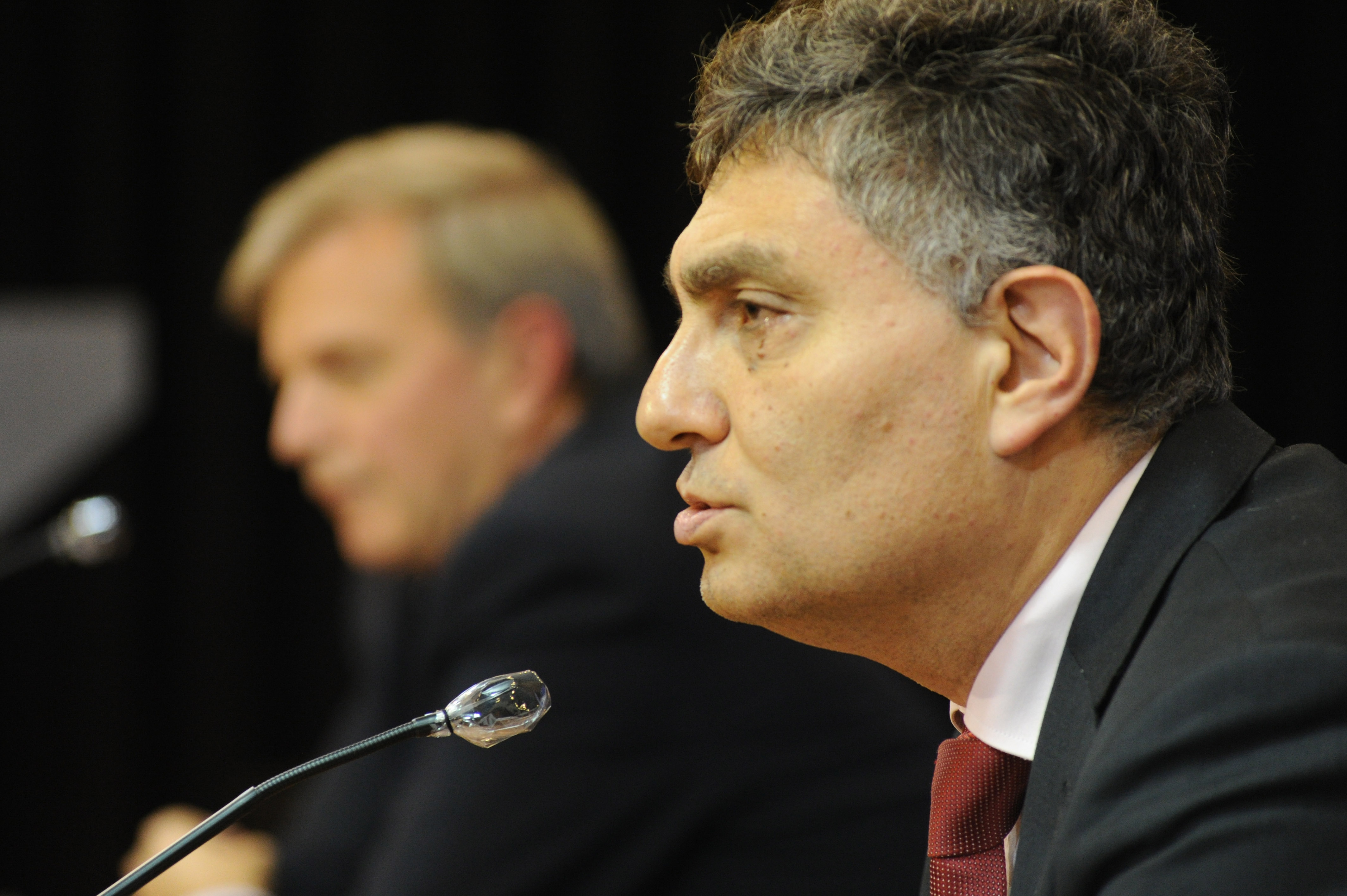 Director de la Secretaría Nacional del Deporte, Sebastián Bauzá, e Isaac Alfie, director de OPP, en conferencia de prensa