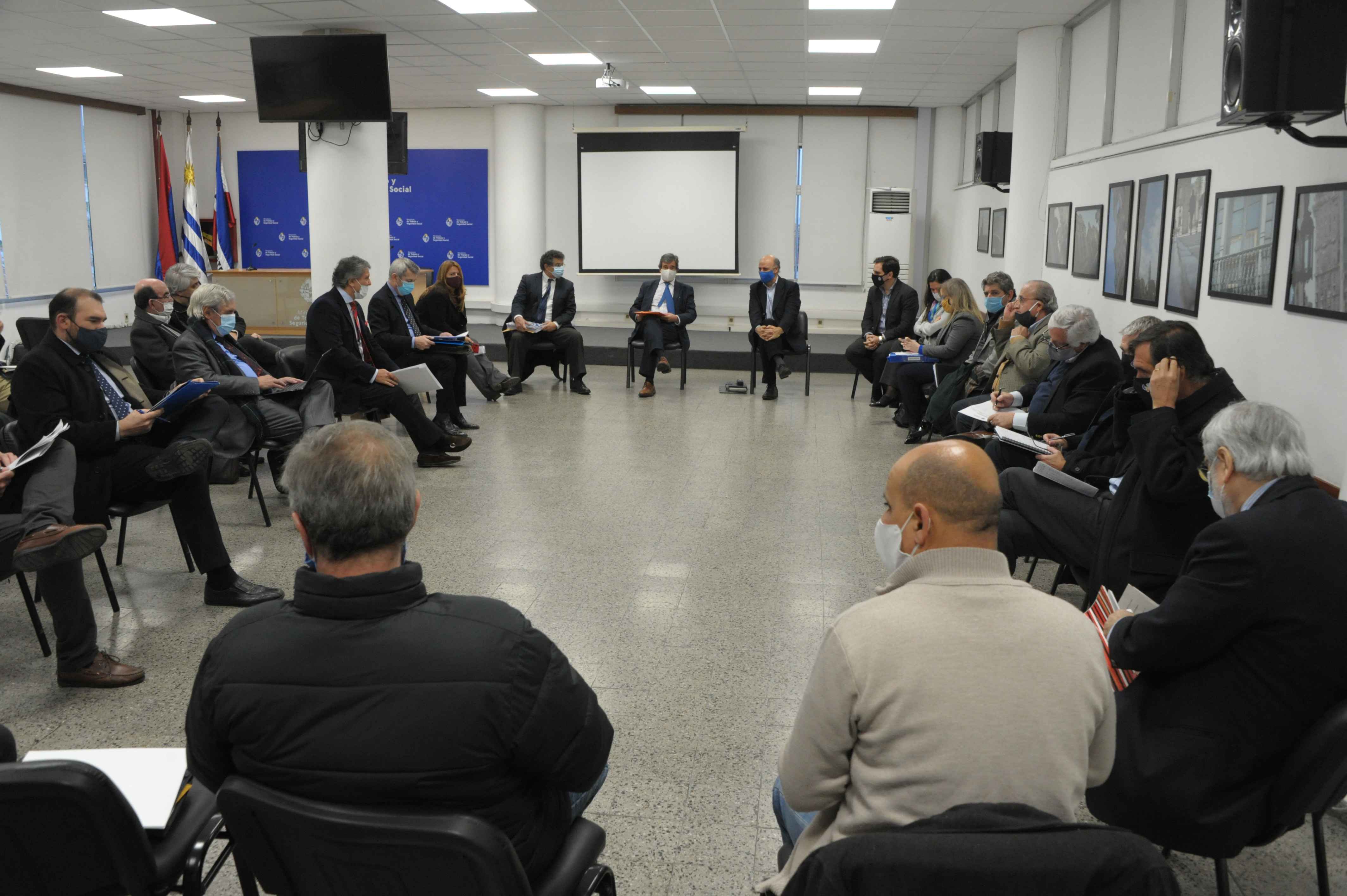 Reunión del Consejo Superior Tripartito, encabezada por el ministro de Trabajo, Pablo Mieres