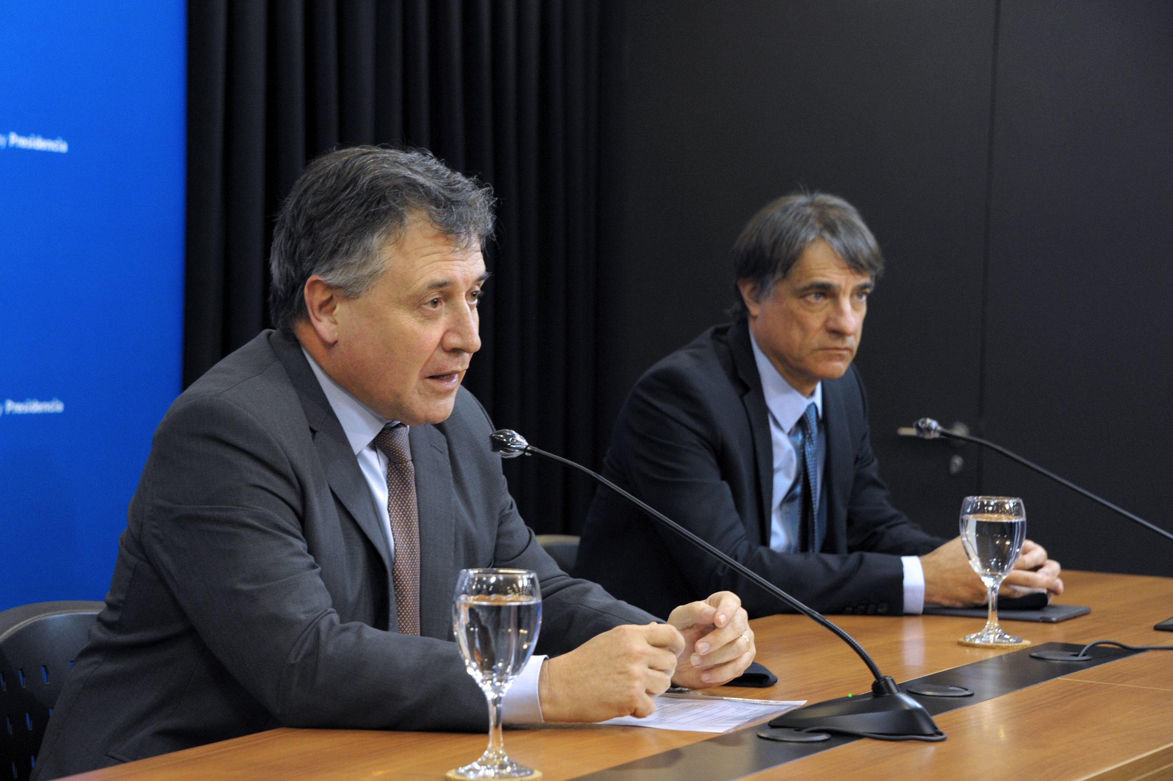 Ministro de Industria, Energía y Minería, Omar Paganini, y Nicolás Jodal, representante de desarrolladores de Coronavirus.uy