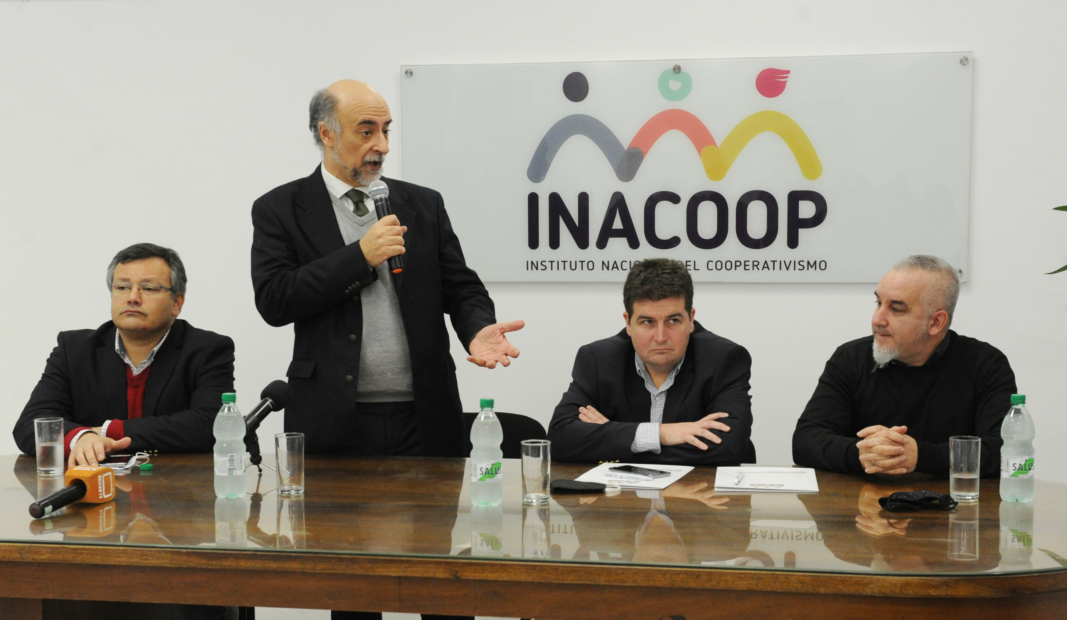 Ministro Pablo Mieres hace uso de la palabra en firma de convenio entre Instituto de Cooperativismo y Dirección de Apoyo al Liberado
