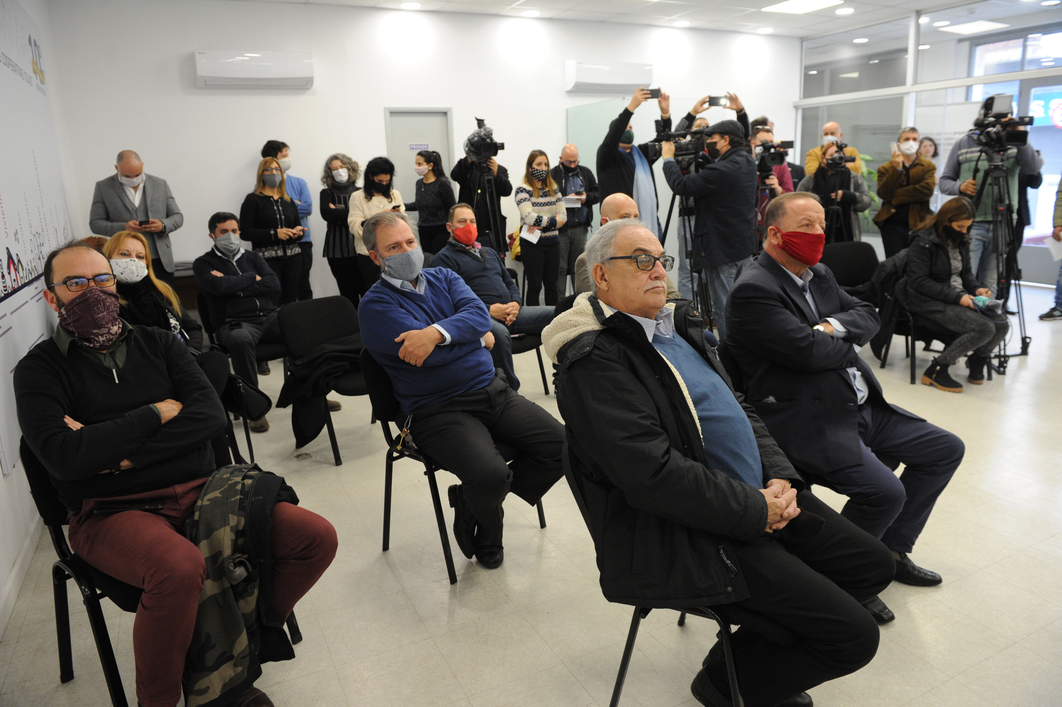 Acto de firma de convenio entre Instituto de Cooperativismo y Dirección de Apoyo al Liberado