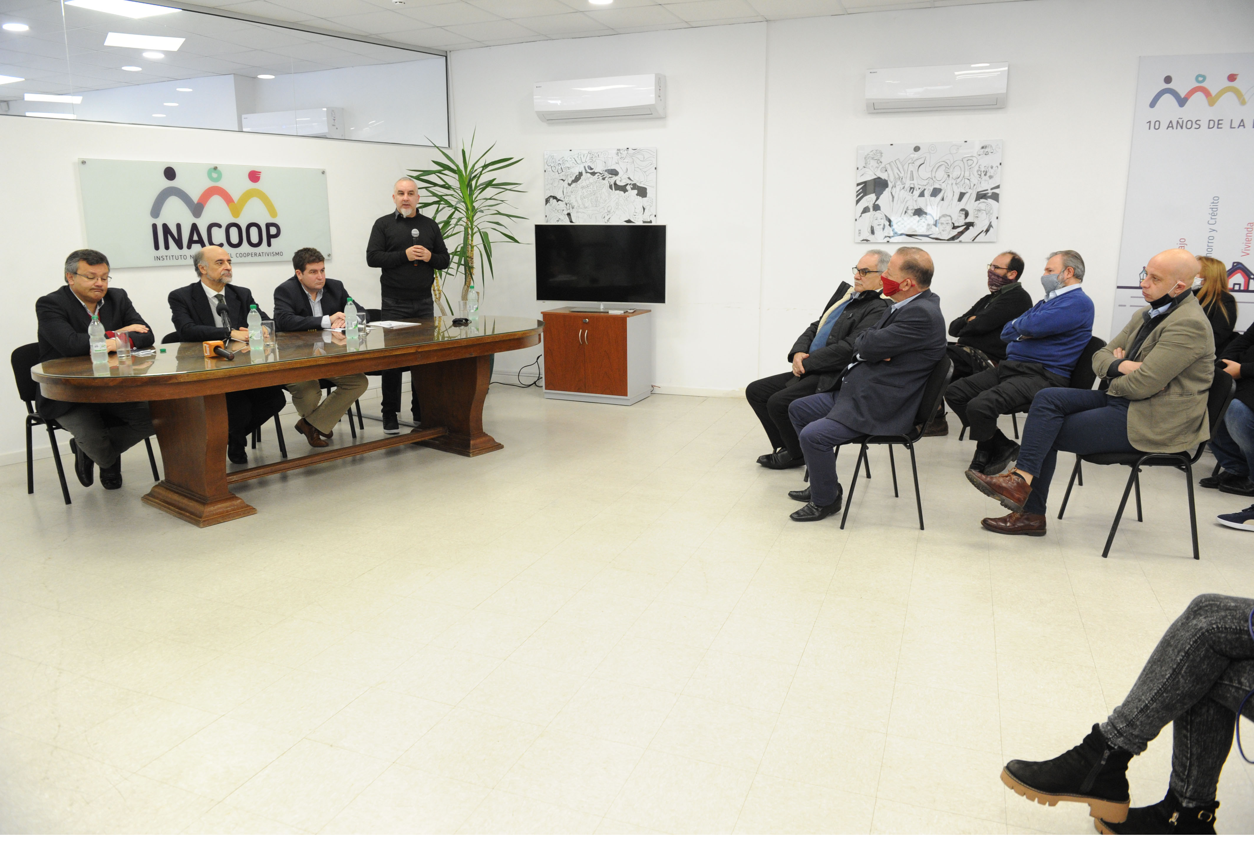 Acto de firma de convenio entre Instituto de Cooperativismo y Dirección de Apoyo al Liberado