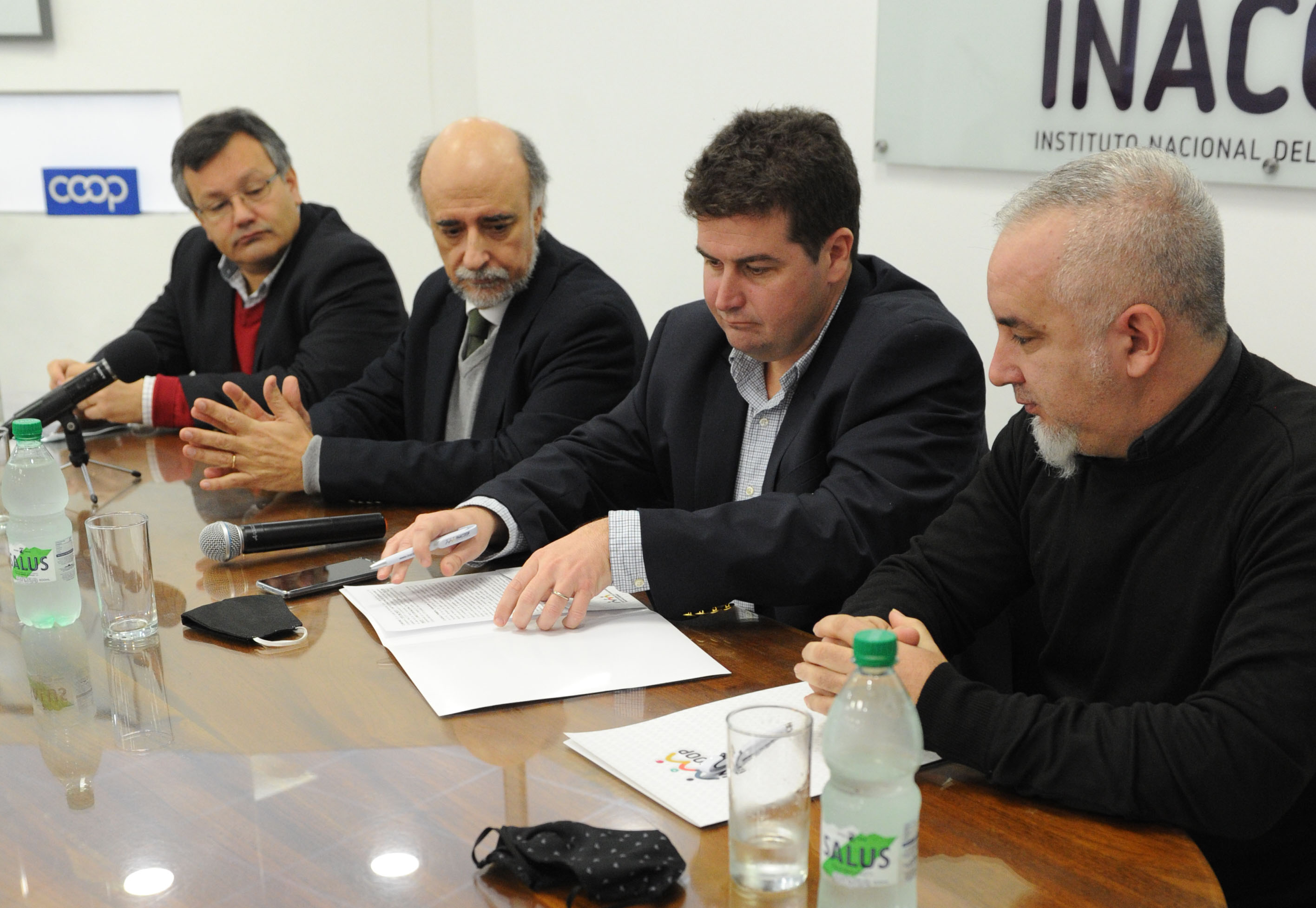 Acto de firma de convenio entre Instituto de Cooperativismo y Dirección de Apoyo al Liberado