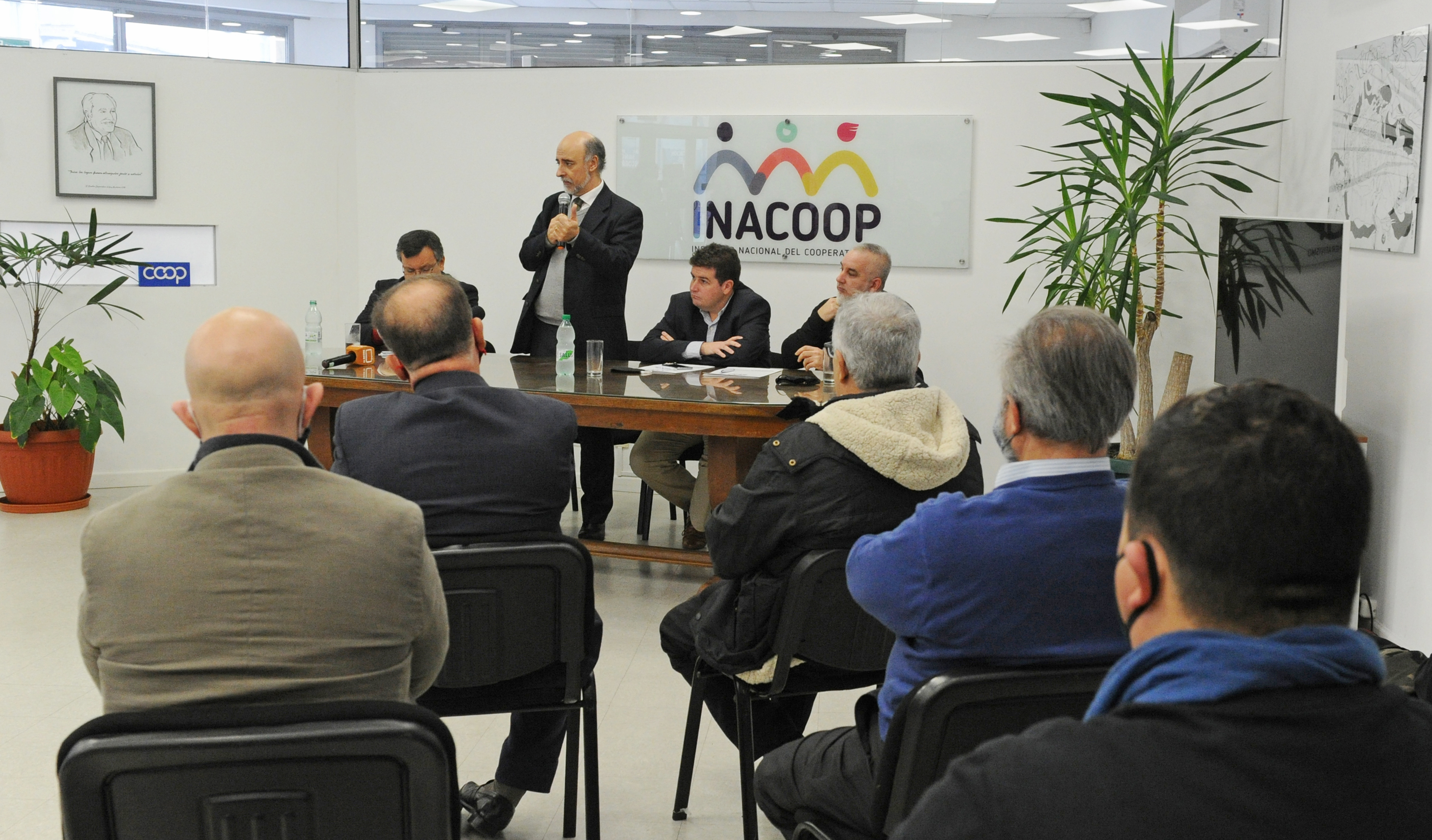 Acto de firma de convenio entre Instituto de Cooperativismo y Dirección de Apoyo al Liberado
