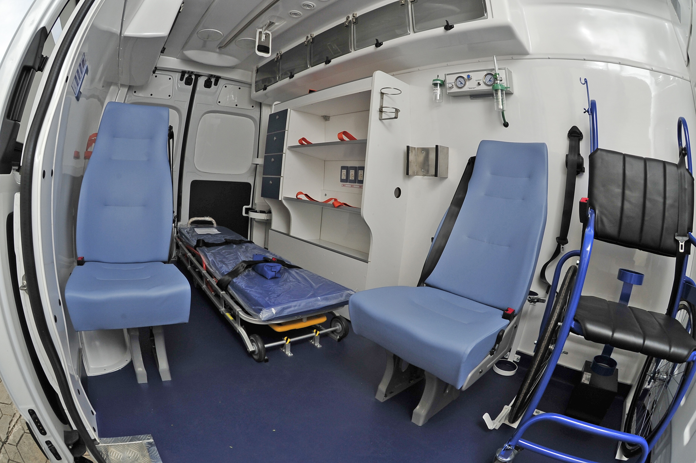 Ministerio de Defensa Nacional recibió dos ambulancias equipadas para CTI, que serán destinadas a Sanidad Militar