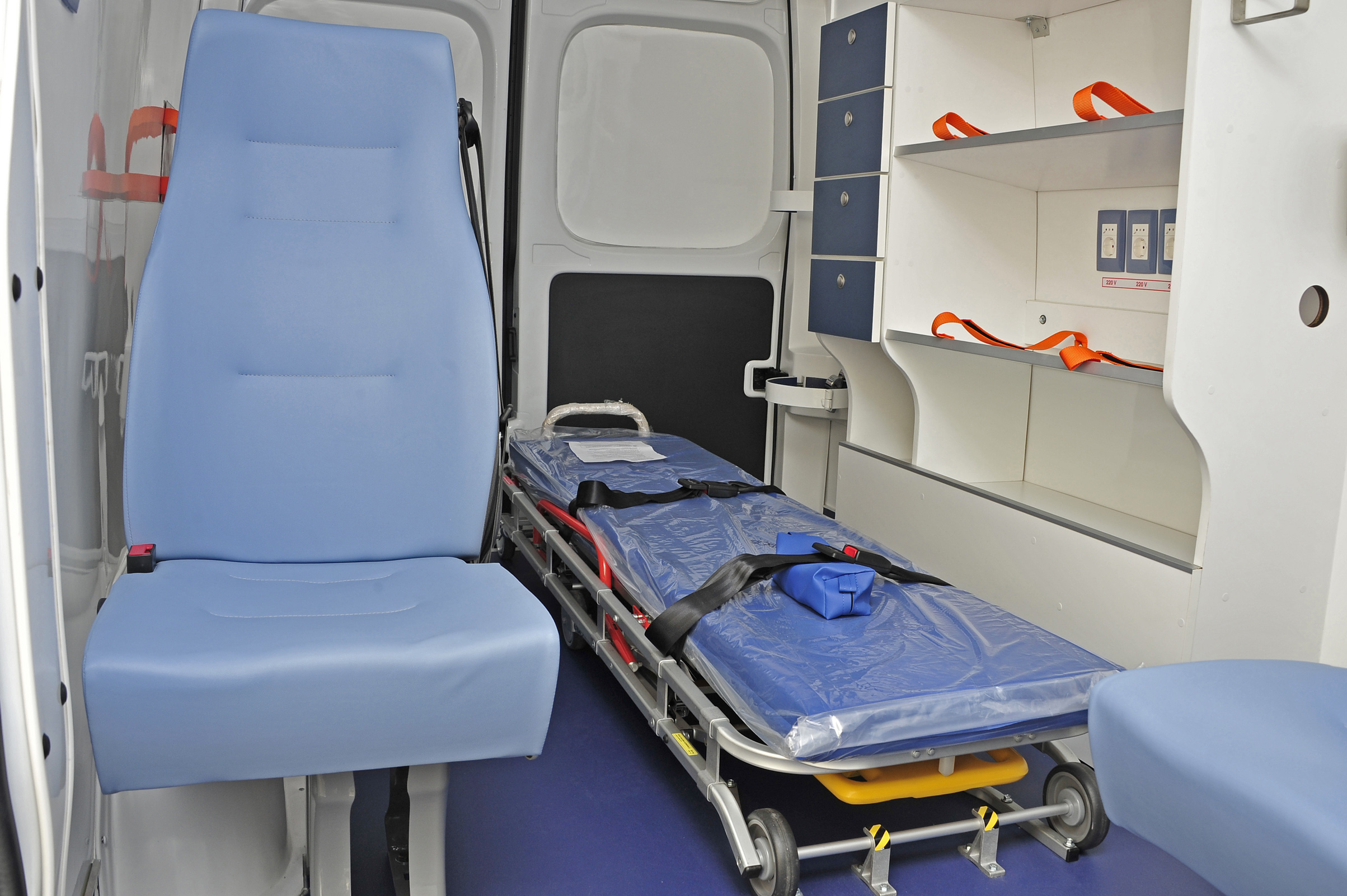 Ministerio de Defensa Nacional recibió dos ambulancias equipadas para CTI, que serán destinadas a Sanidad Militar