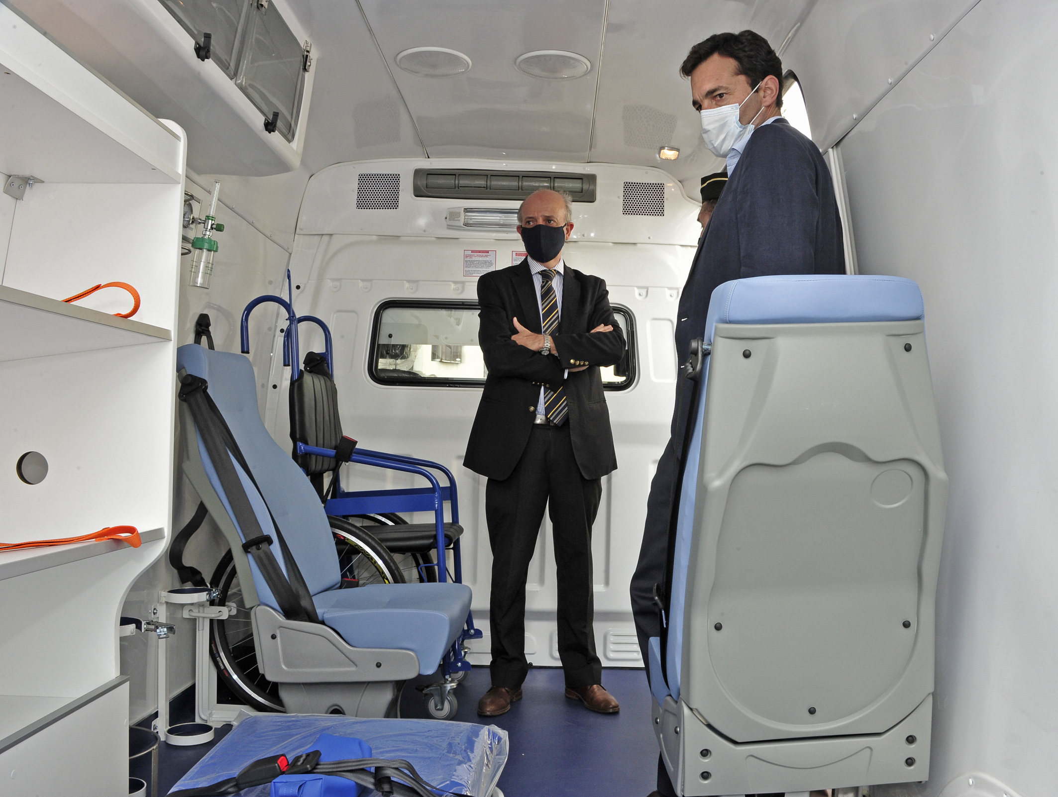 Ministerio de Defensa Nacional recibió dos ambulancias equipadas para CTI, que serán destinadas a Sanidad Militar