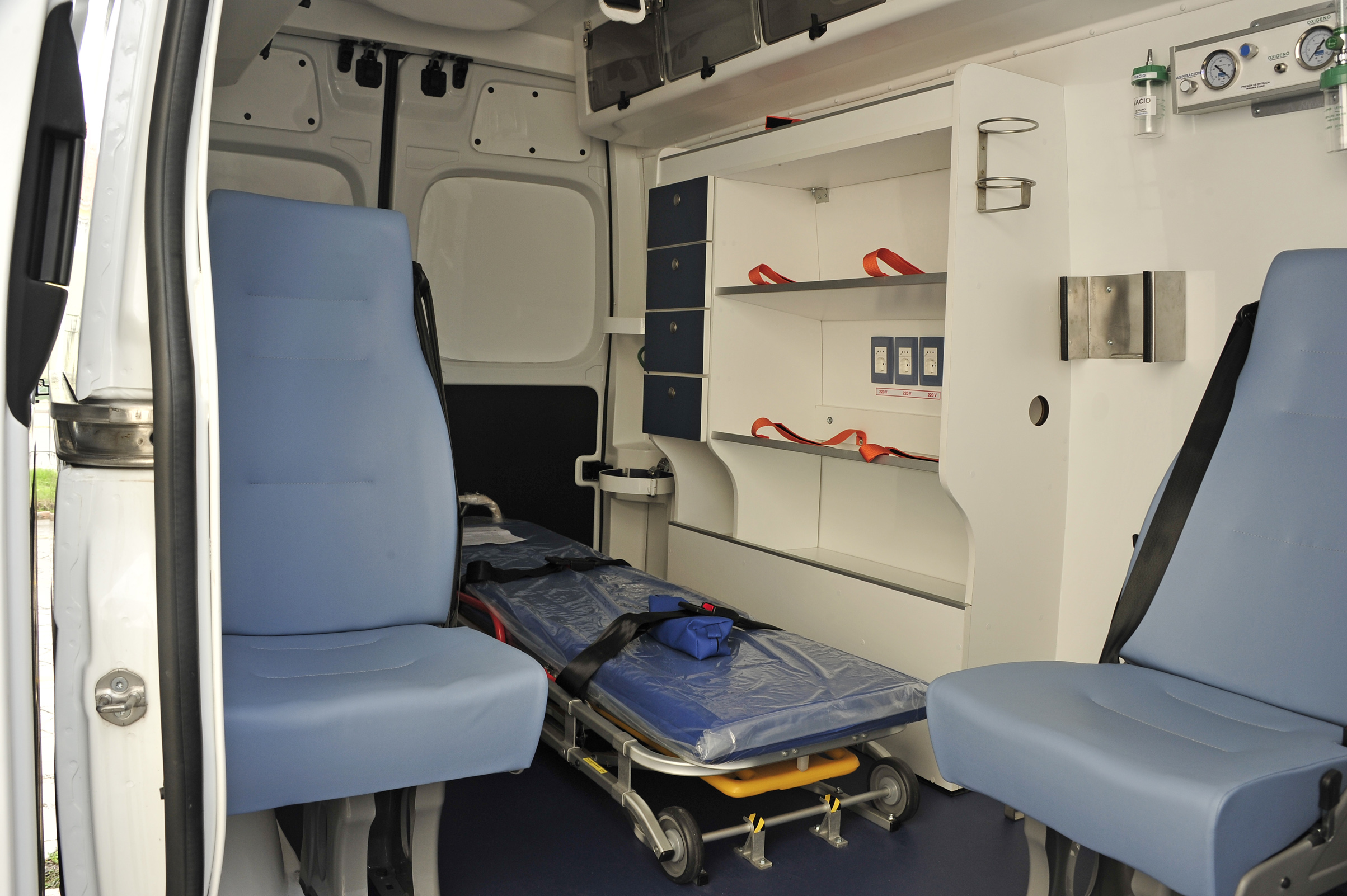 Ministerio de Defensa Nacional recibió dos ambulancias equipadas para CTI, que serán destinadas a Sanidad Militar