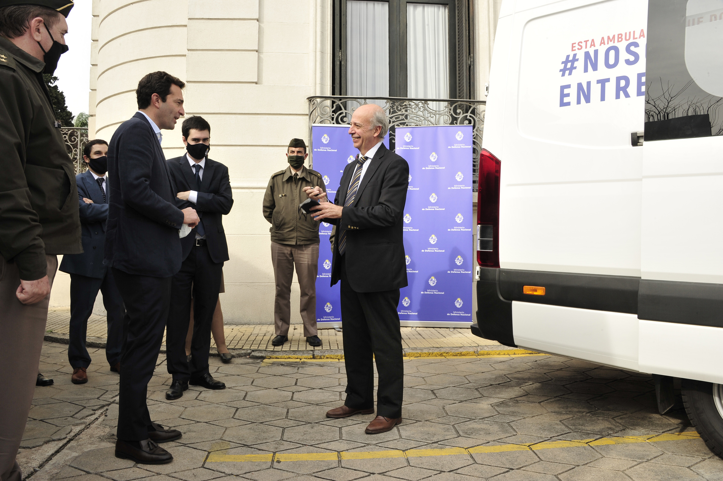 Ministerio de Defensa Nacional recibió dos ambulancias equipadas para CTI, que serán destinadas a Sanidad Militar