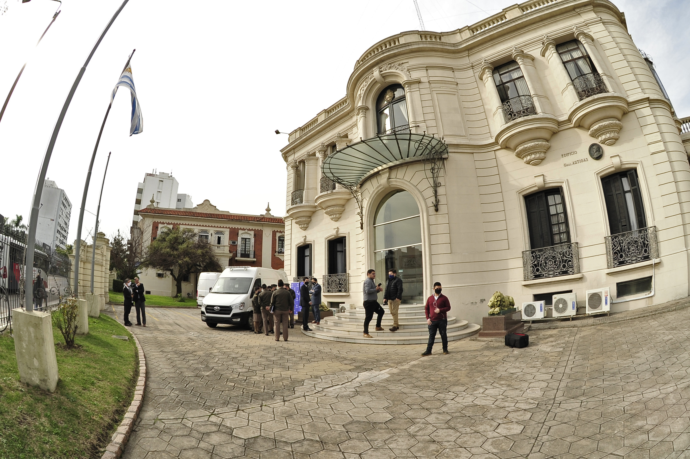 Ministerio de Defensa Nacional recibió dos ambulancias equipadas para CTI, que serán destinadas a Sanidad Militar