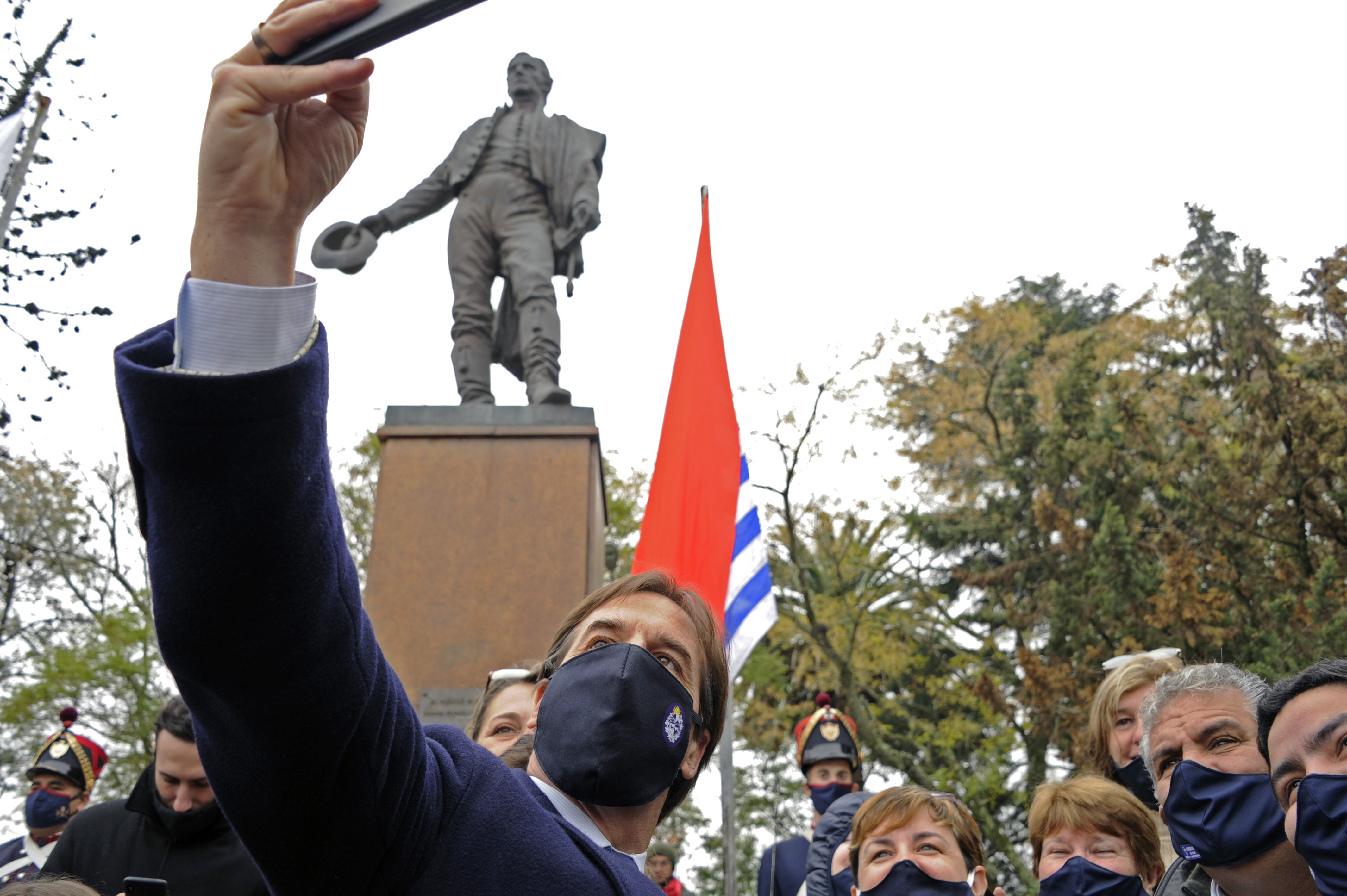 Presidente, Luis Lacalle Pou, se fotografía con vecinos locales