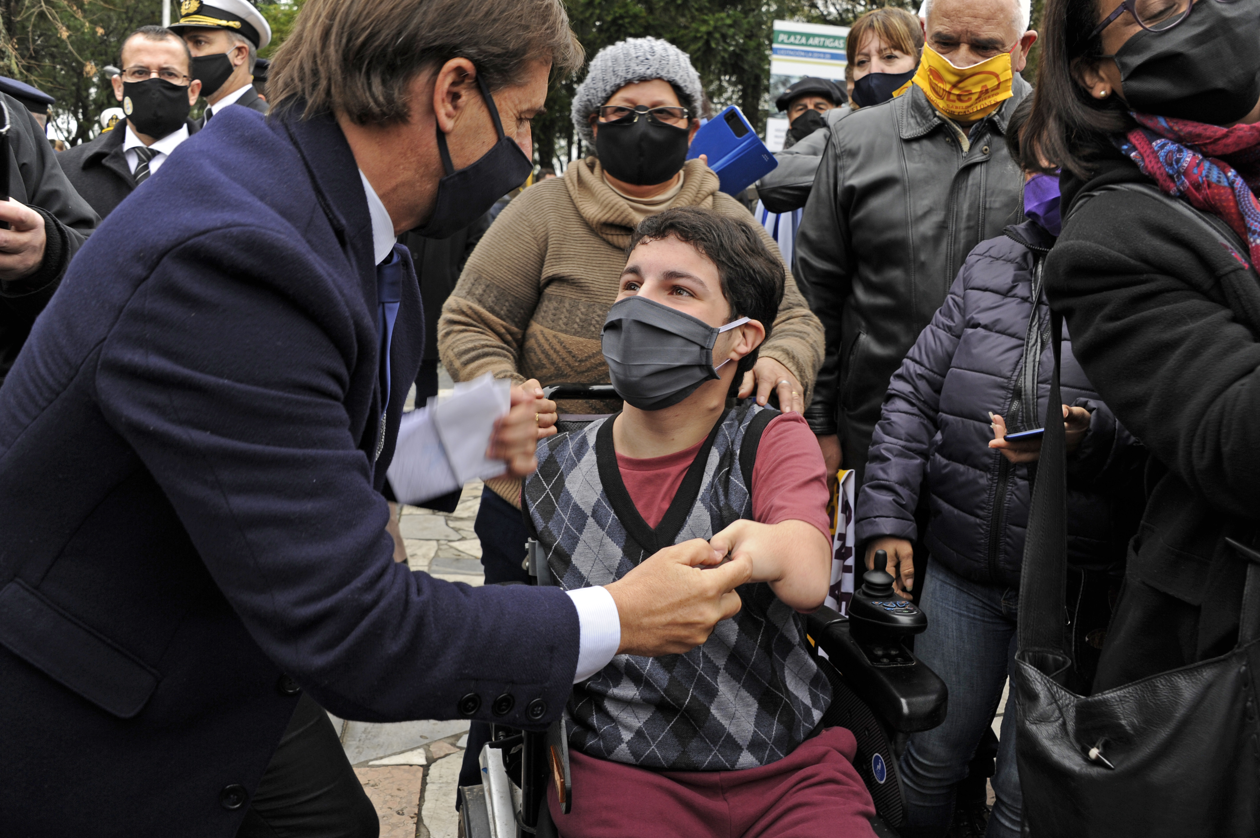 Presidente, Luis Lacalle Pou, se fotografía con vecinos locales