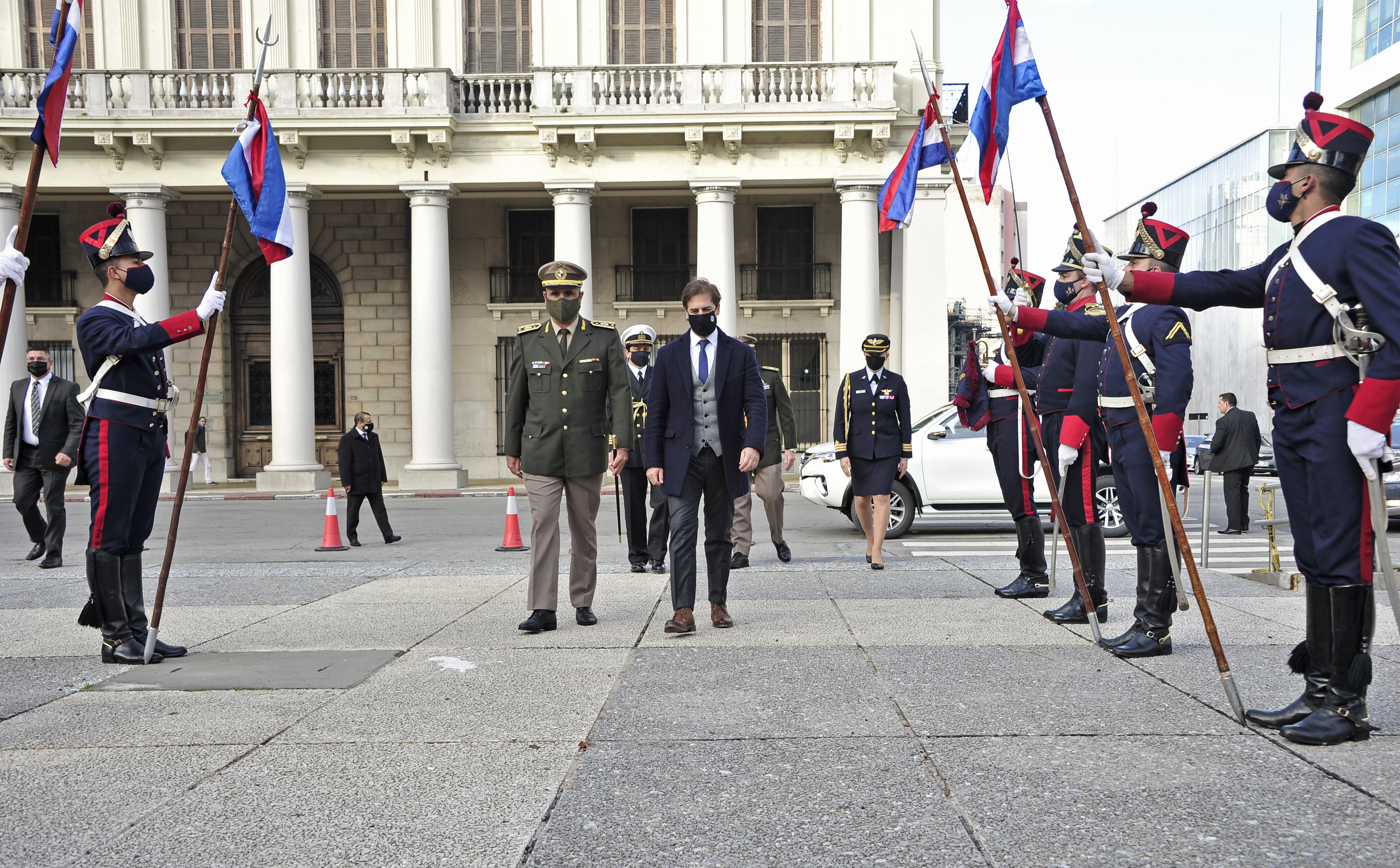 Llegada del presidente, Luis Lacalle Pou, a la plaza Independencia