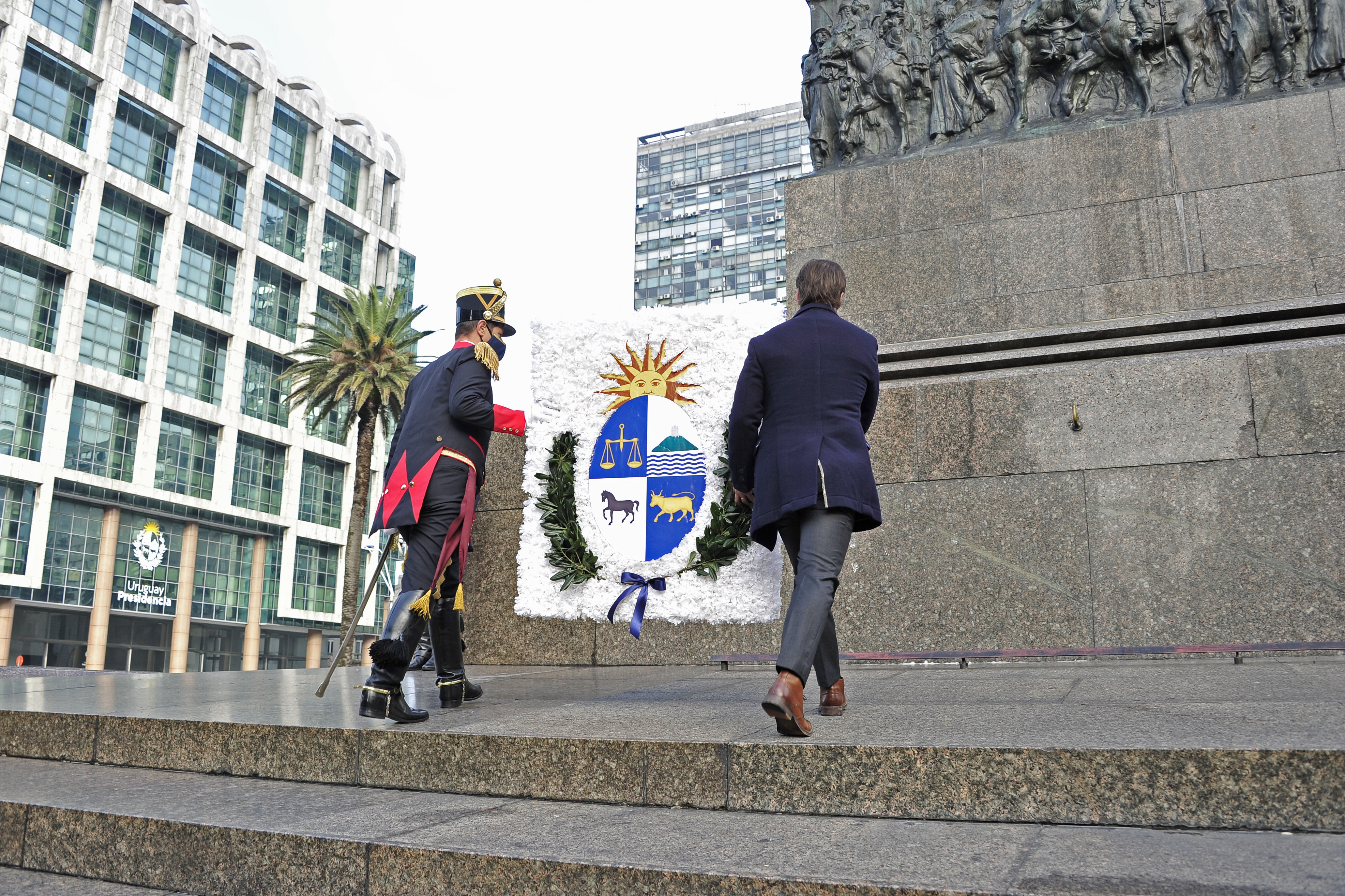Presidente, Luis Lacalle Pou, coloca una ofrenda floral al pie del monumento a Artigas