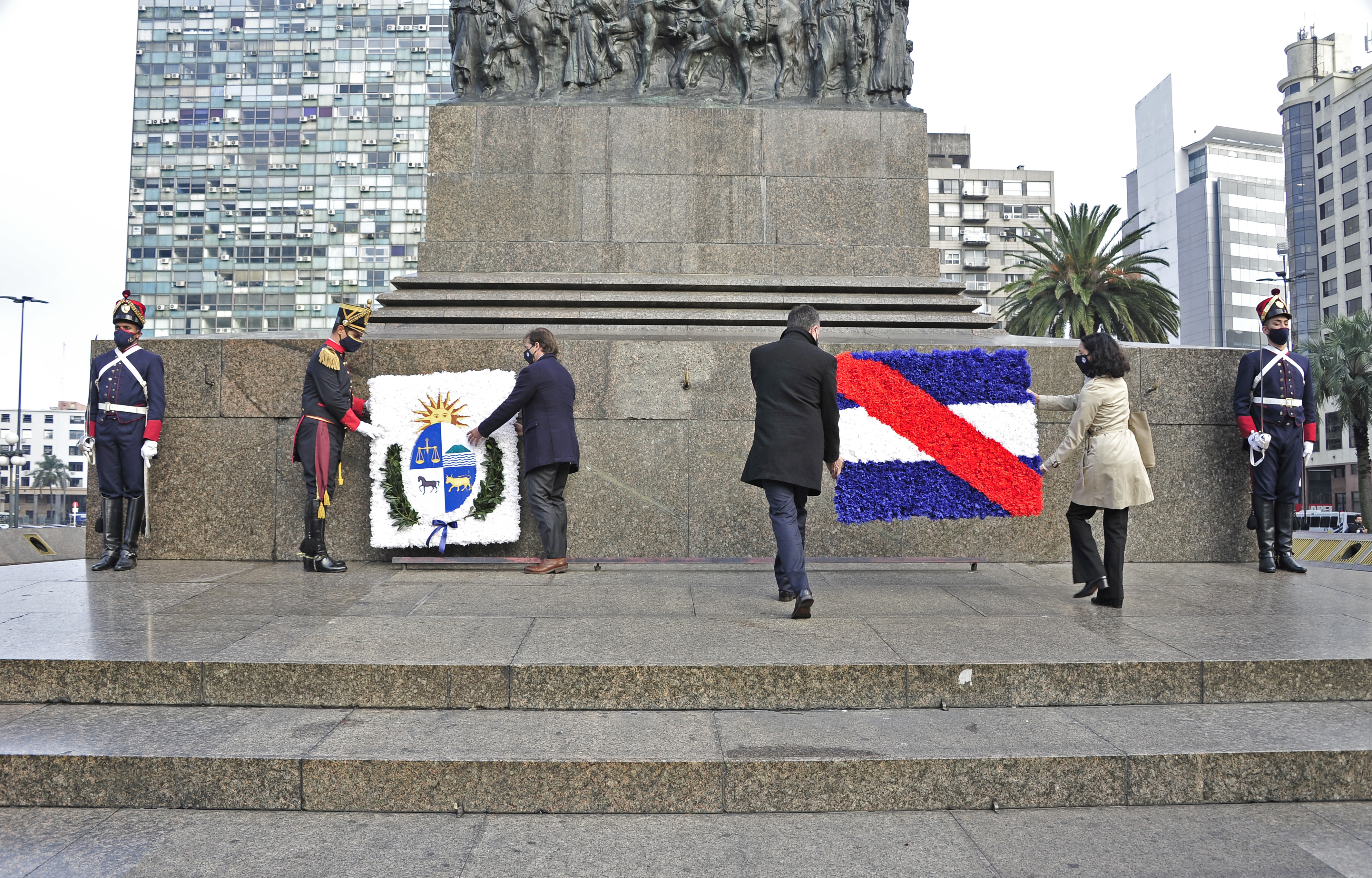 Presidente Lacalle Pou y ministros Daniel Salinas y Azucena Arbeleche colocan ofrendas florales al pie del monumento a Artigas