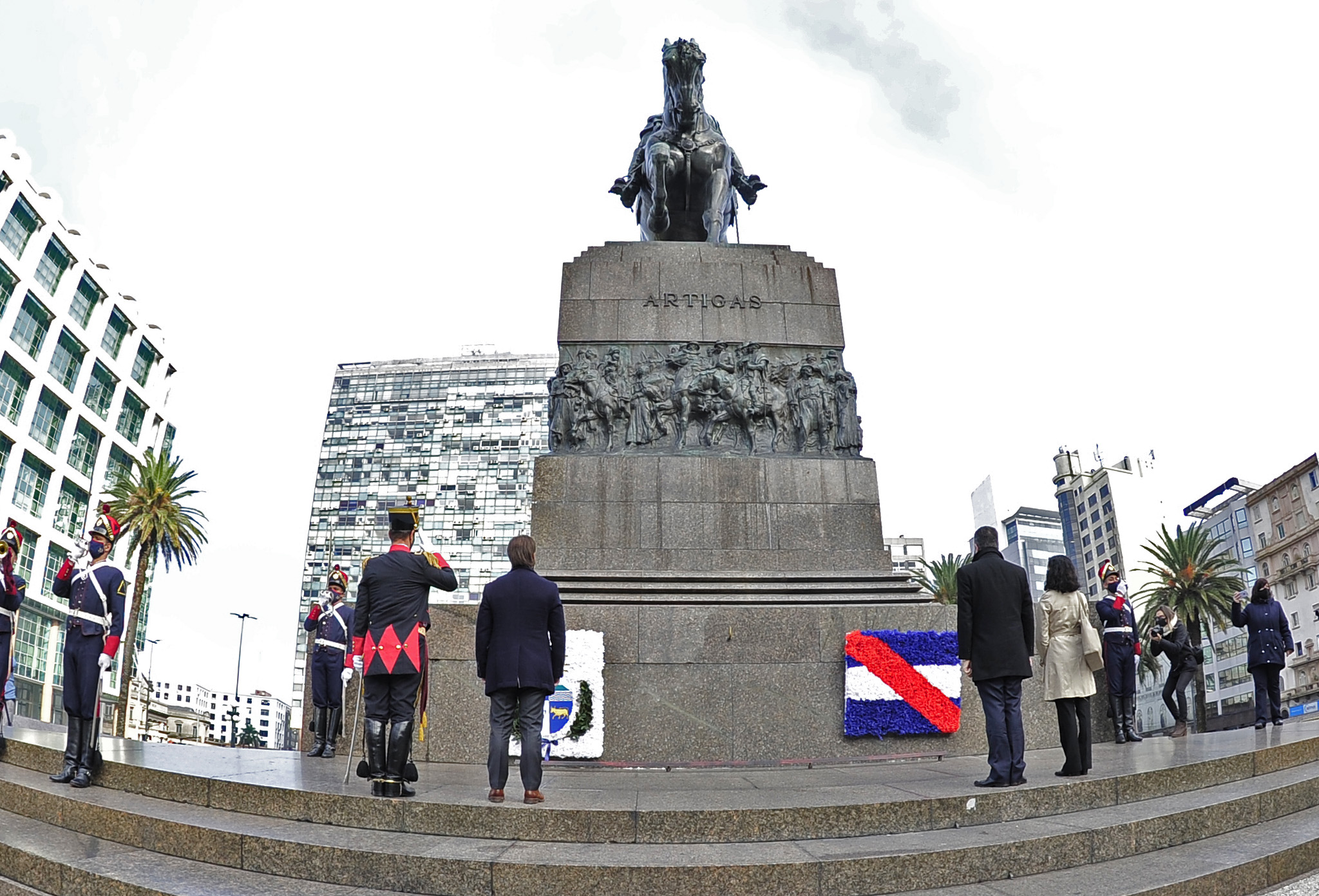 Presidente Lacalle Pou y ministros Daniel Salinas y Azucena Arbeleche colocan ofrendas florales al pie del monumento a Artigas