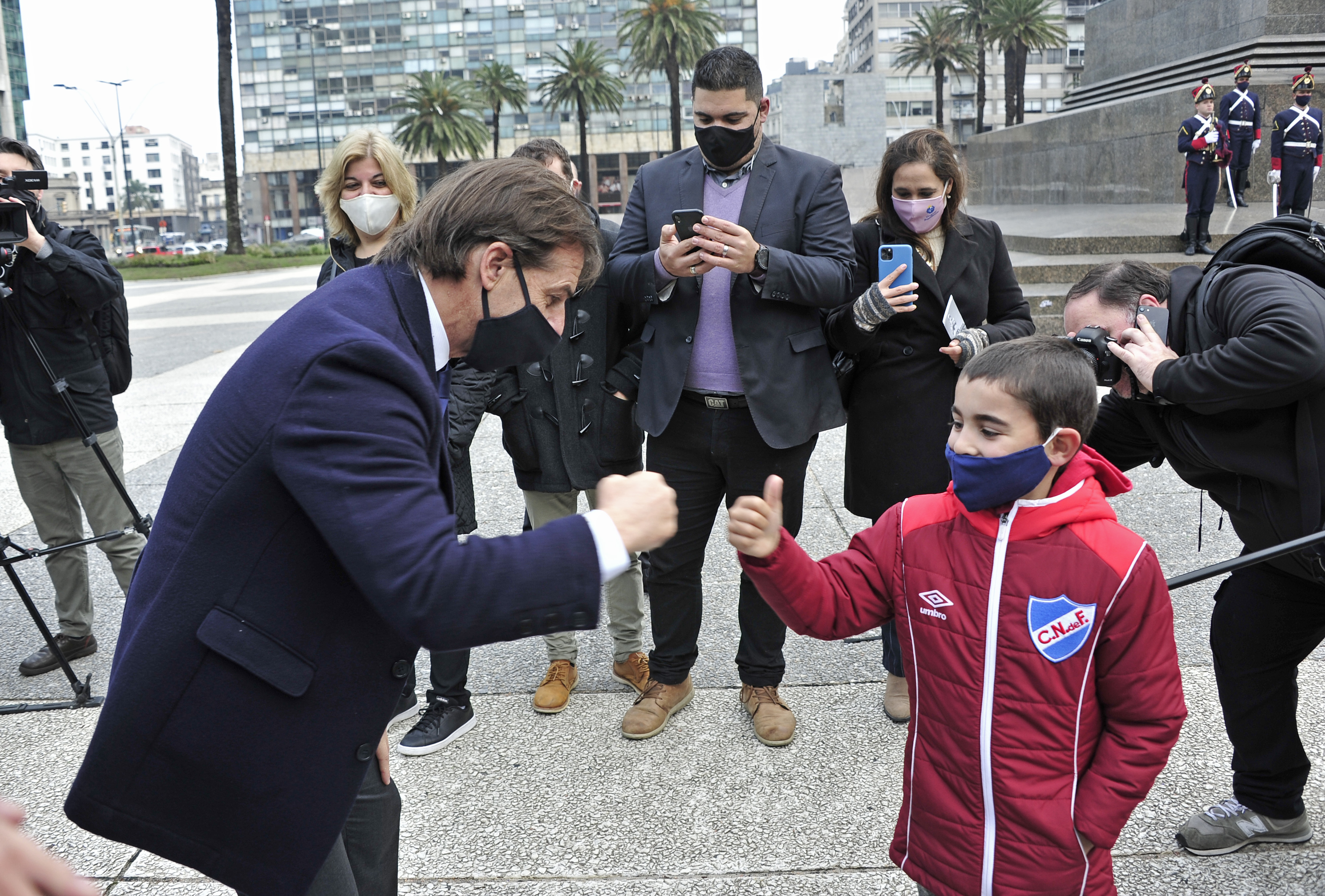 Presidente, Luis Lacalle Pou, se saluda con un niño asistente al acto