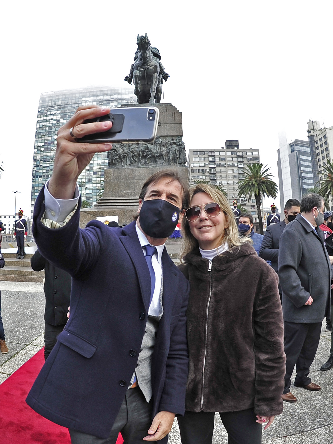 Presidente, Luis Lacalle Pou, y una ciudadana se sacan una selfie