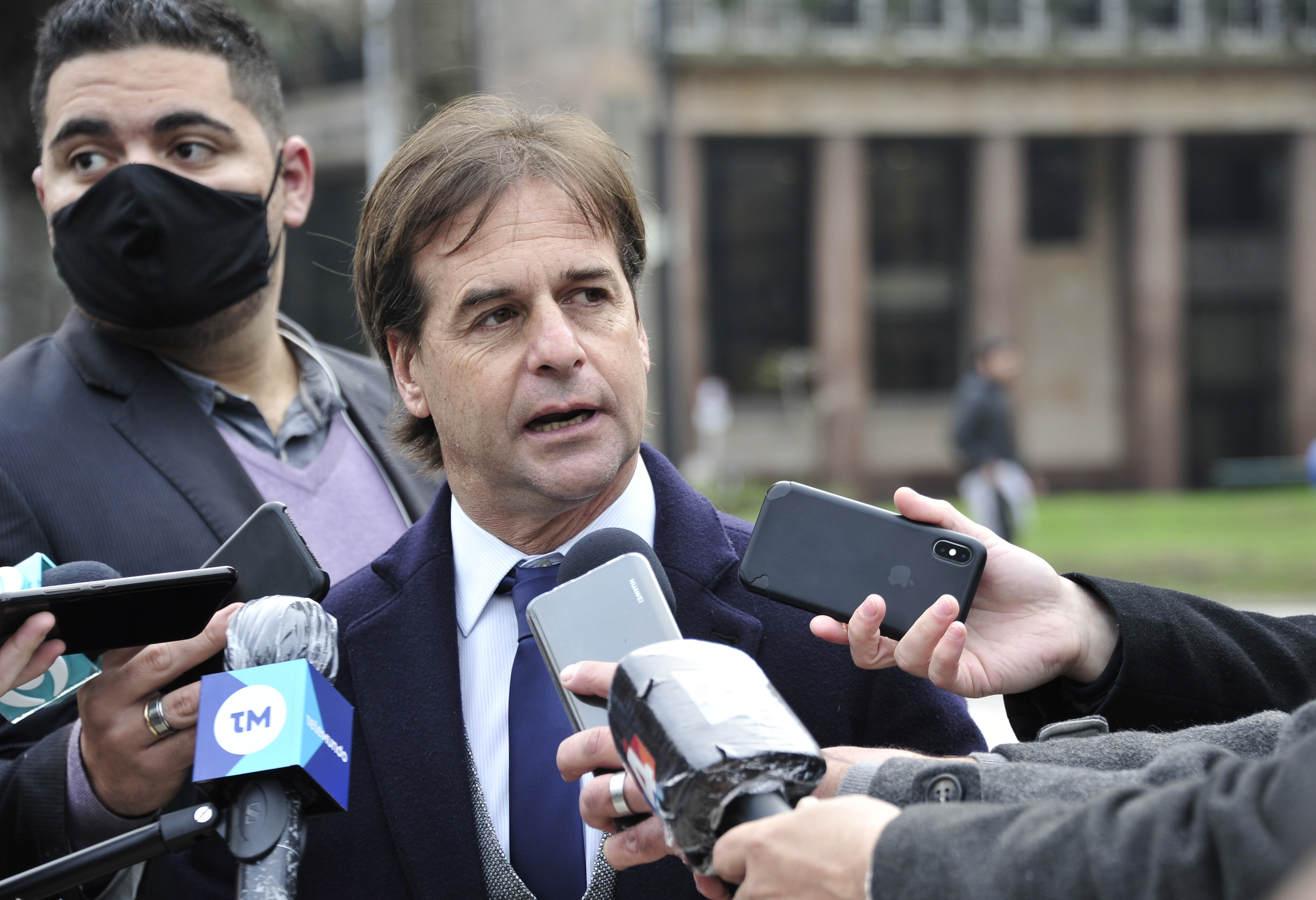 Presidente, Luis Lacalle Pou, dialoga con la prensa