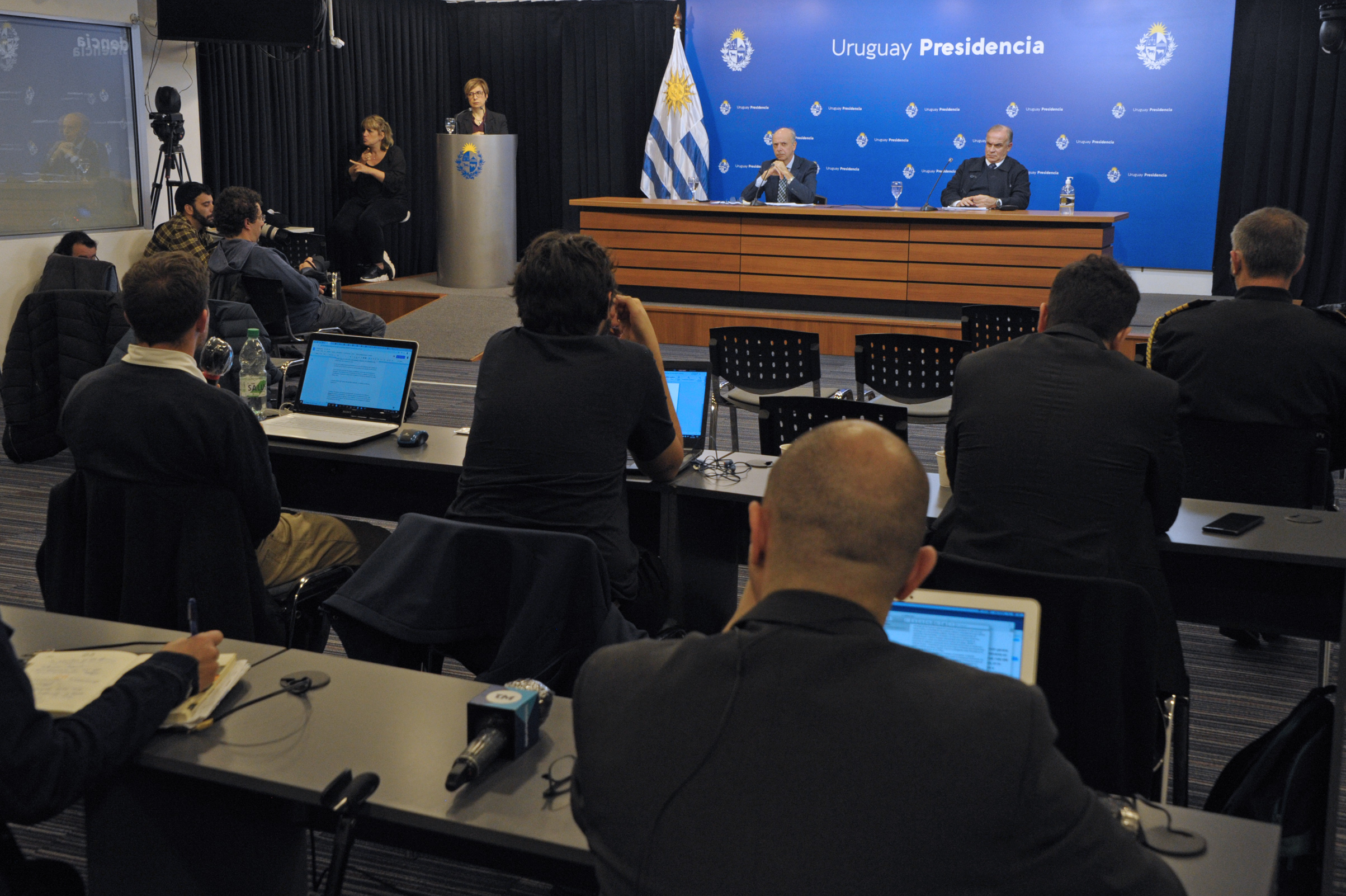 Ministro de Defensa, Javier García, y subsecretario, Rivera Elgue, en conferencia de prensa