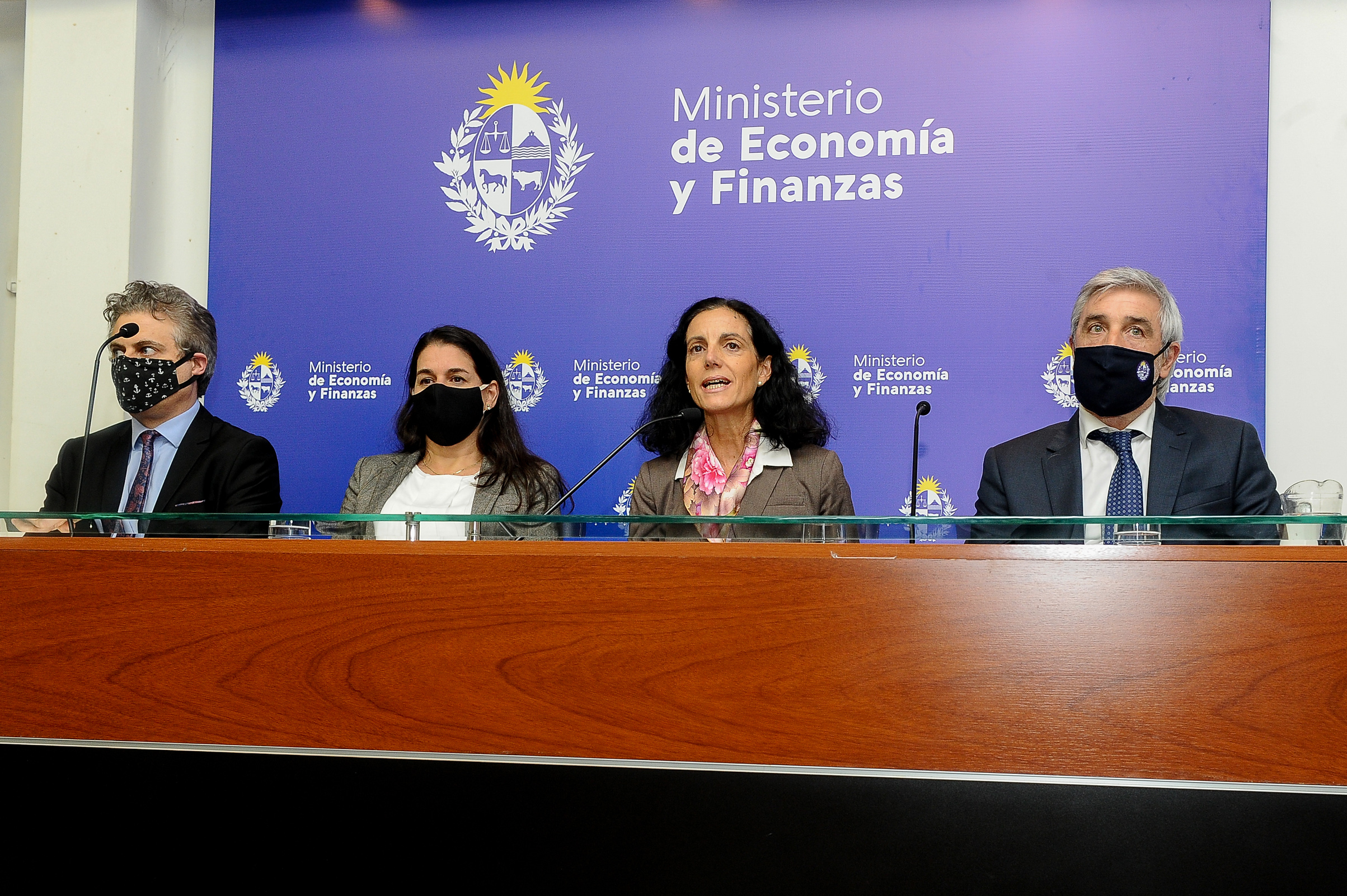 Ministra de Economía y Finanzas, Azucena Arbeleche, encabezó conferencia de prensa