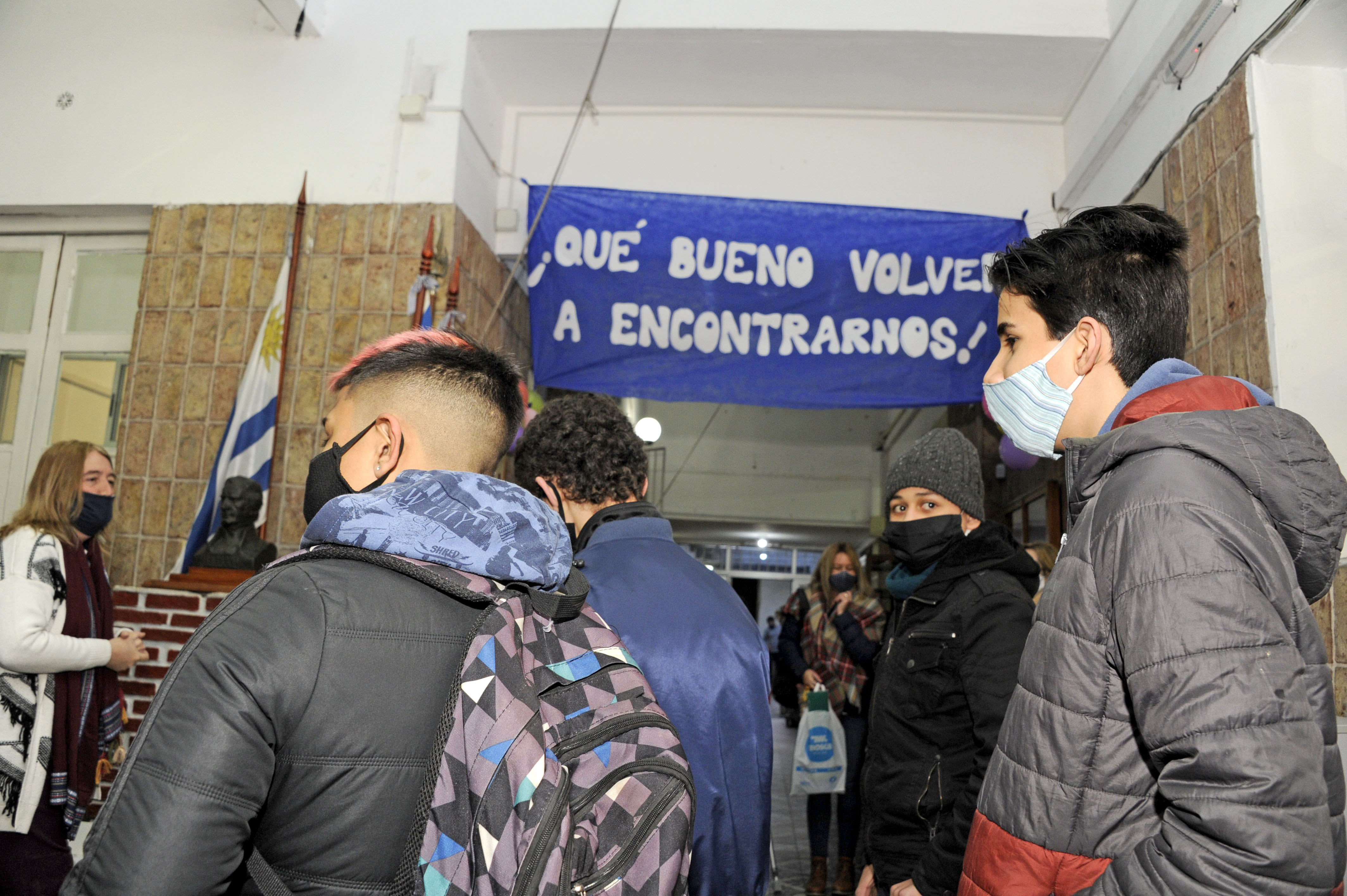 Presidente del Codicen, Robert Silva, y autoridades de ANEP visitaron el liceo n.° 21, Abrazo del Monzón