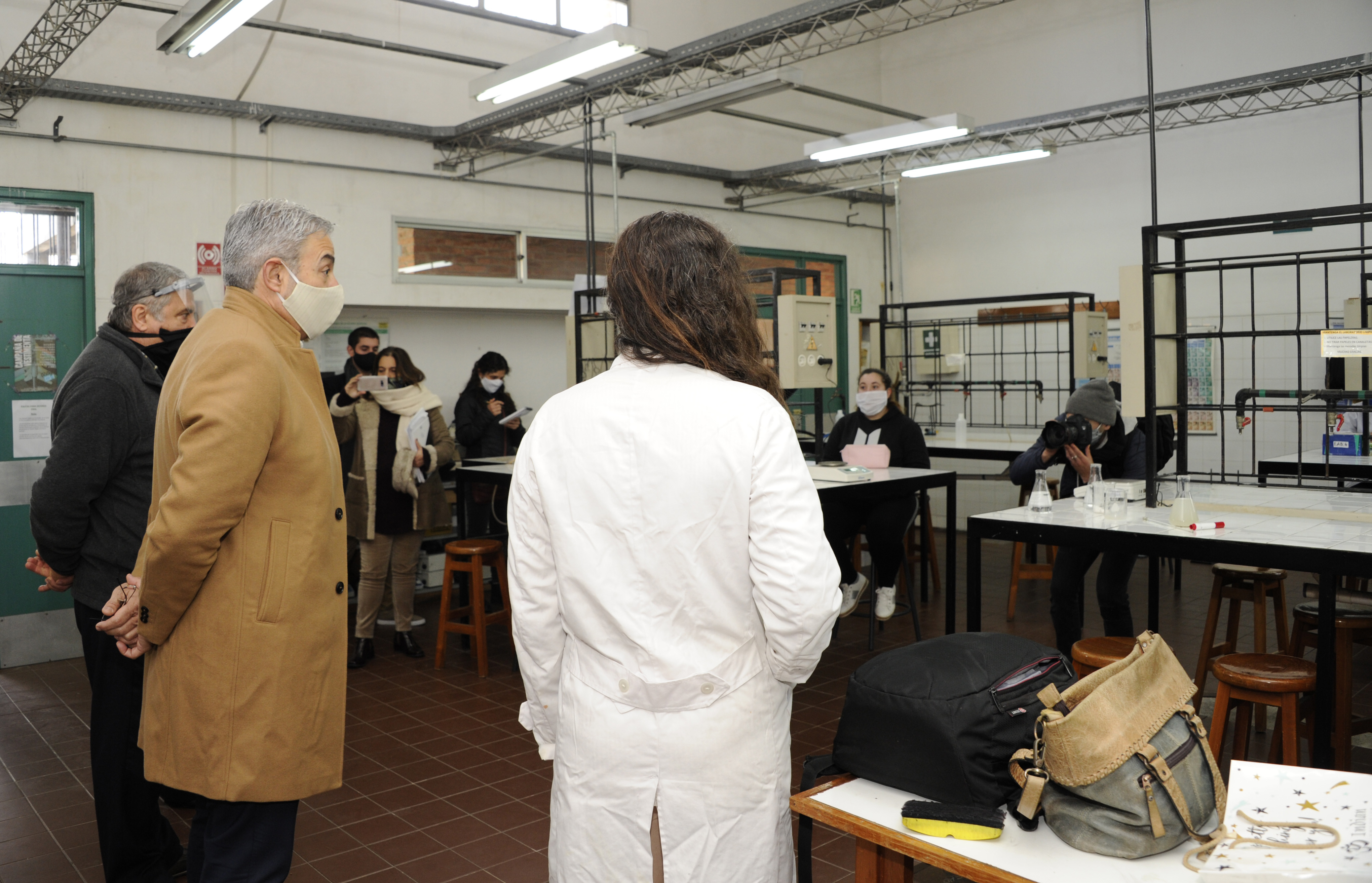 Presidente del Codicen, Robert Silva, en el Instituto Tecnológico Superior Buceo y la Escuela Superior de Informática