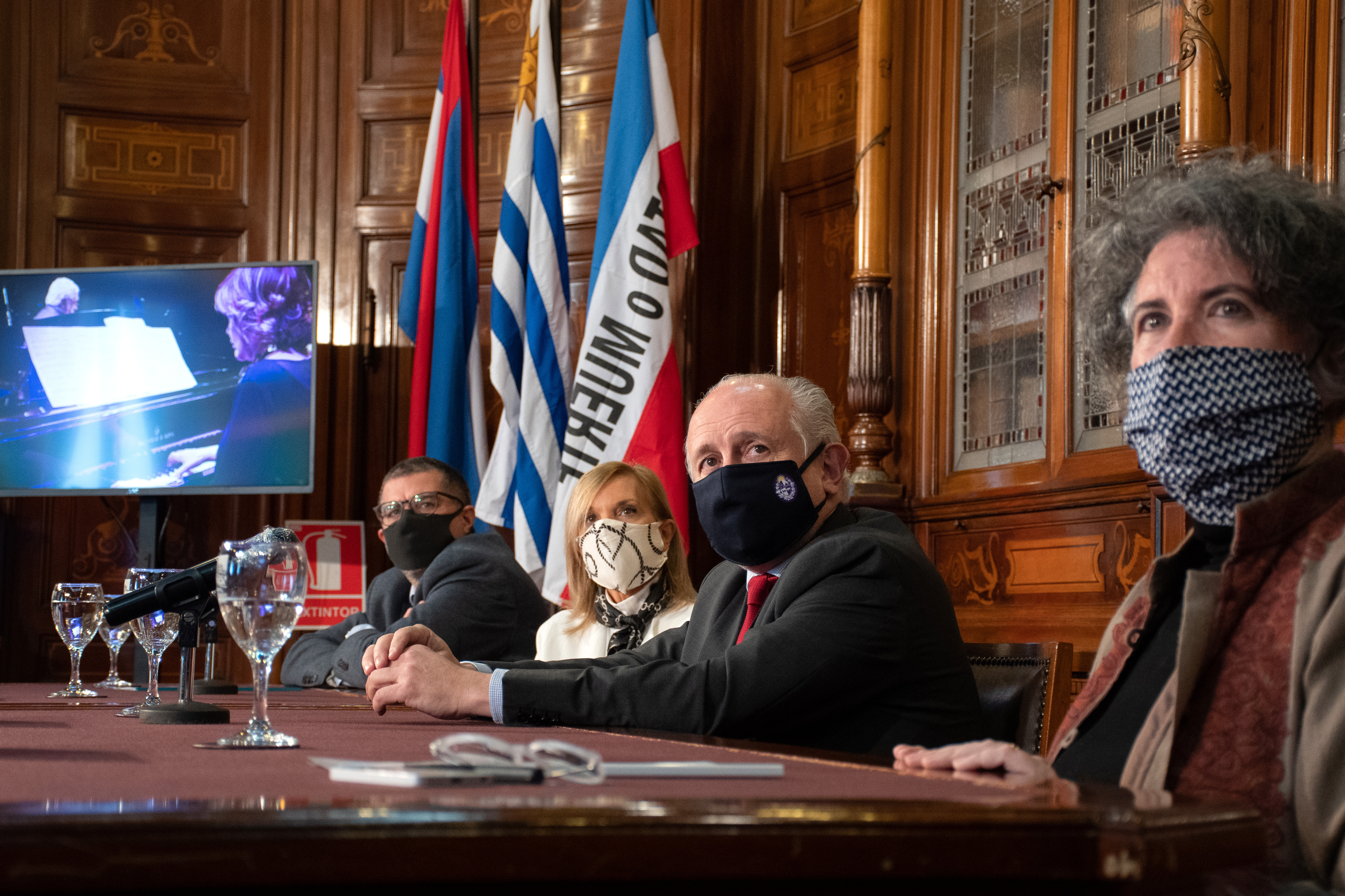 Beatriz Argimón y Pablo da Silveira encabezan lanzamiento de homenajes en la biblioteca del Palacio Legislativo