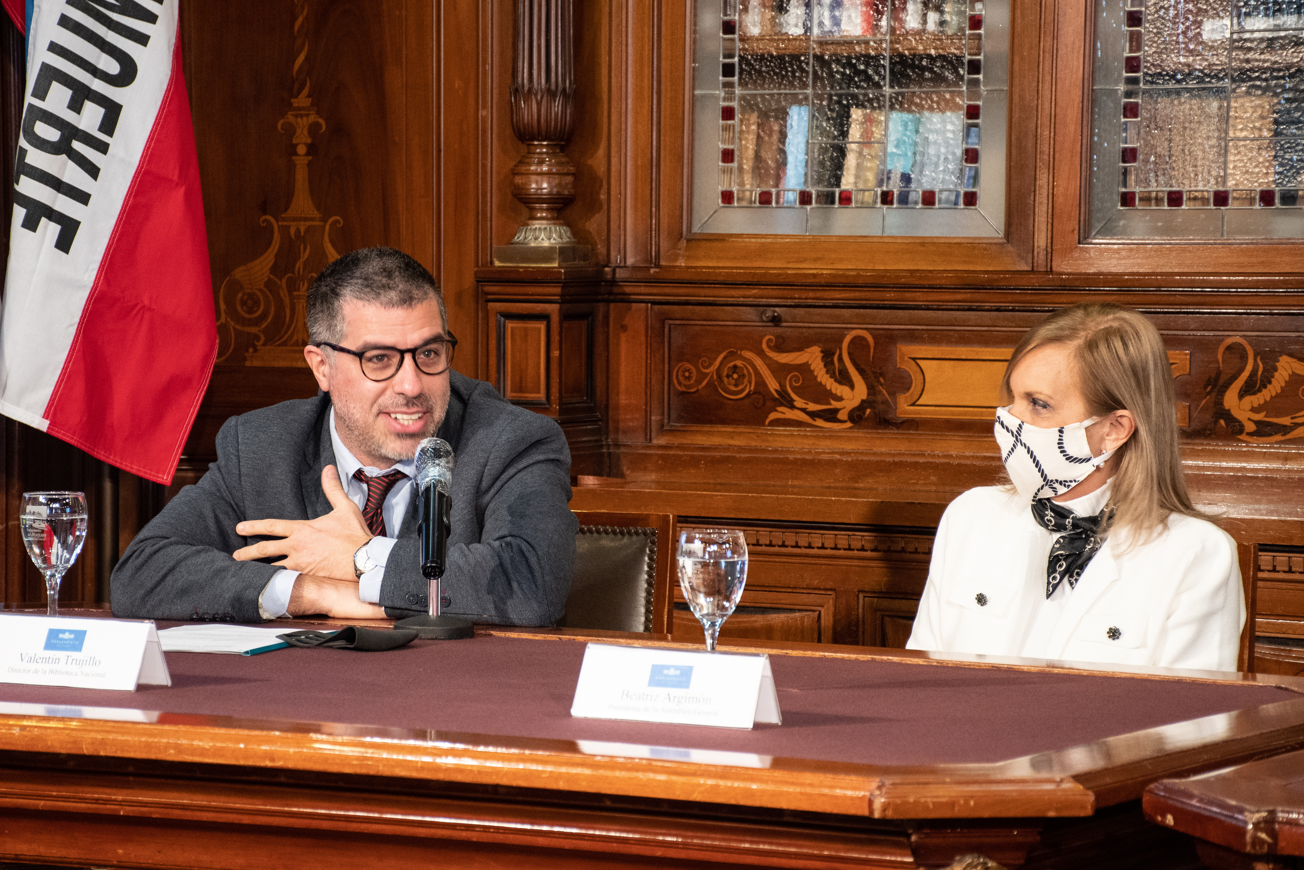 Director de la Biblioteca Nacional, Valentín Trujillo, junto a la vicepresidenta de la República, Beatriz Argimón
