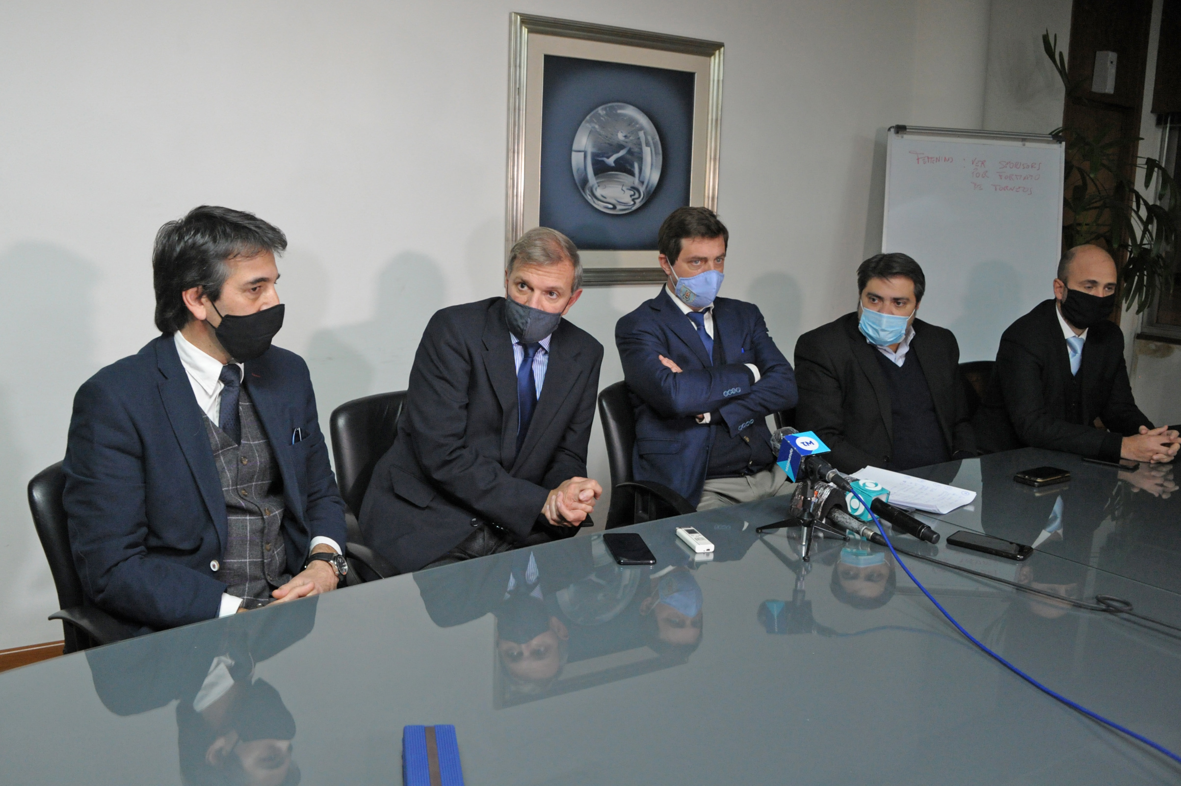 Autoridades nacionales y deportivas en la sede de la Asociación Uruguaya de Fútbol