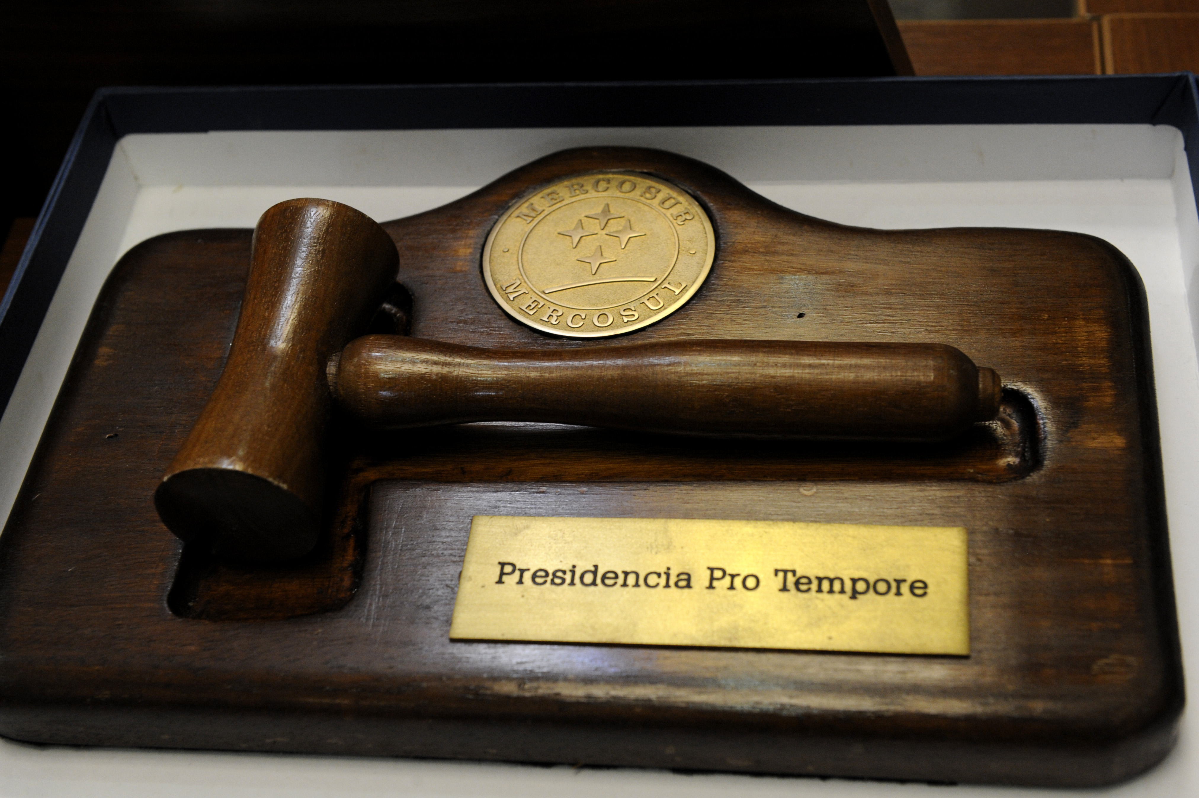 Martillo artesanal de madera que simboliza la presidencia temporal del Mercosur
