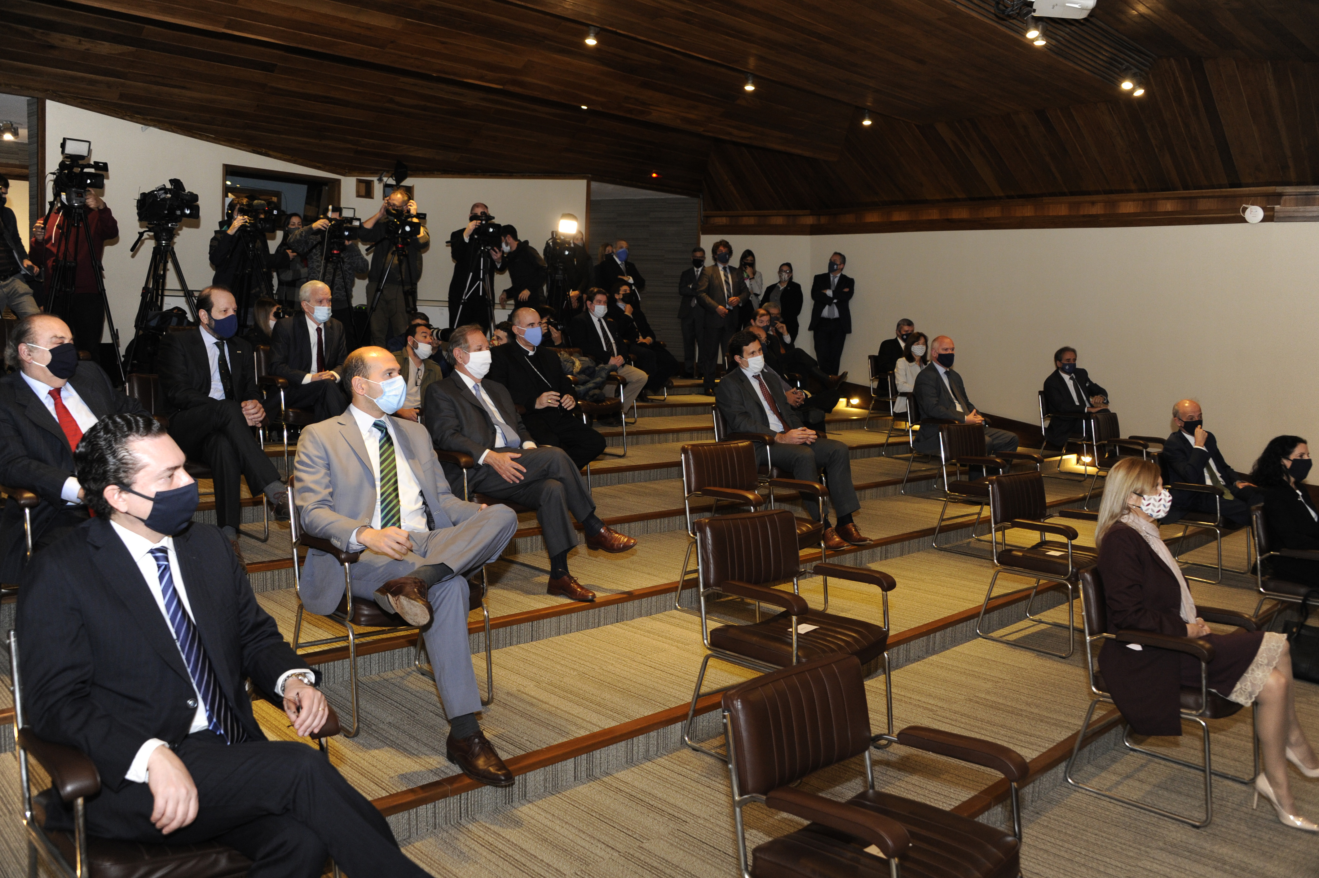 Autoridades presentes en la conferencia