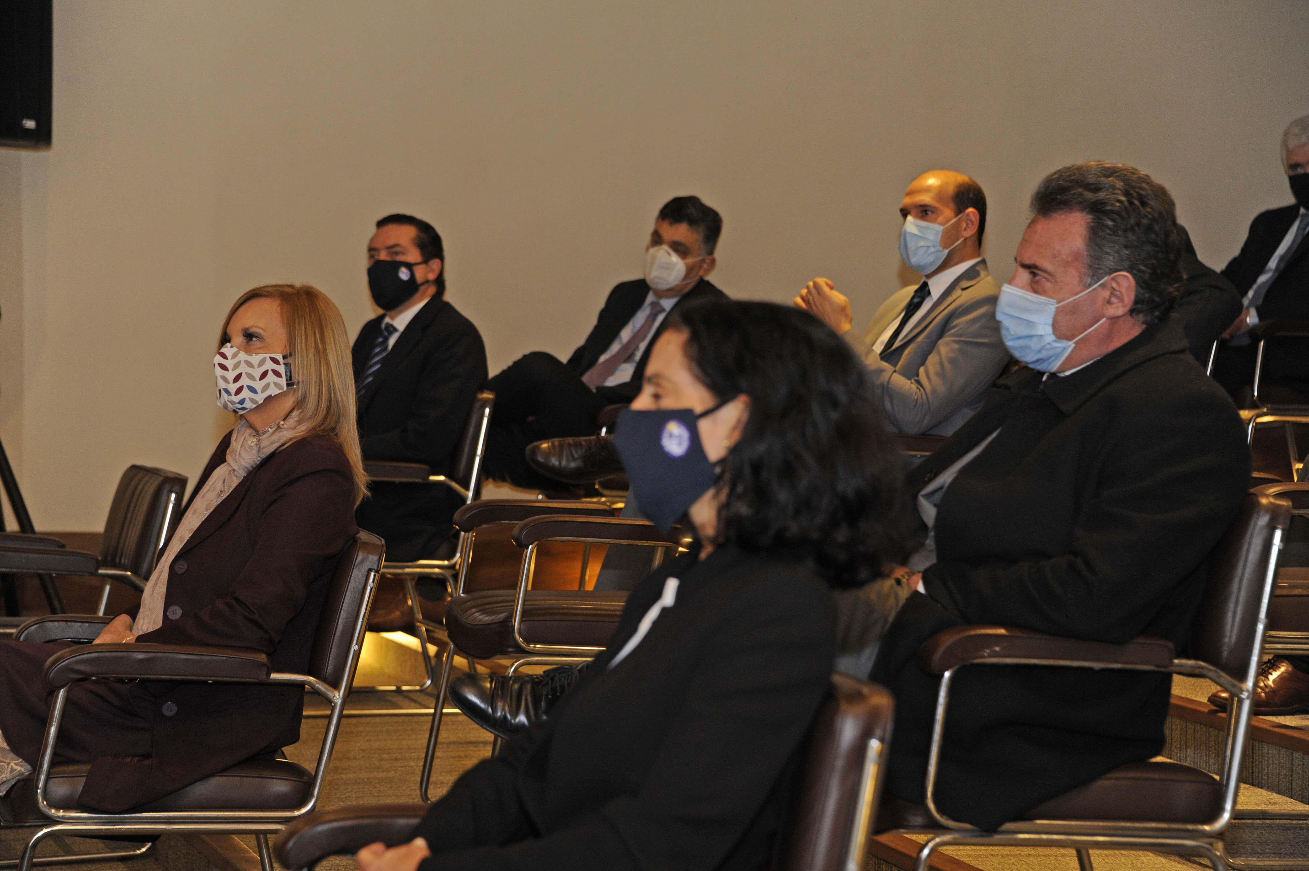 Autoridades presentes en la conferencia