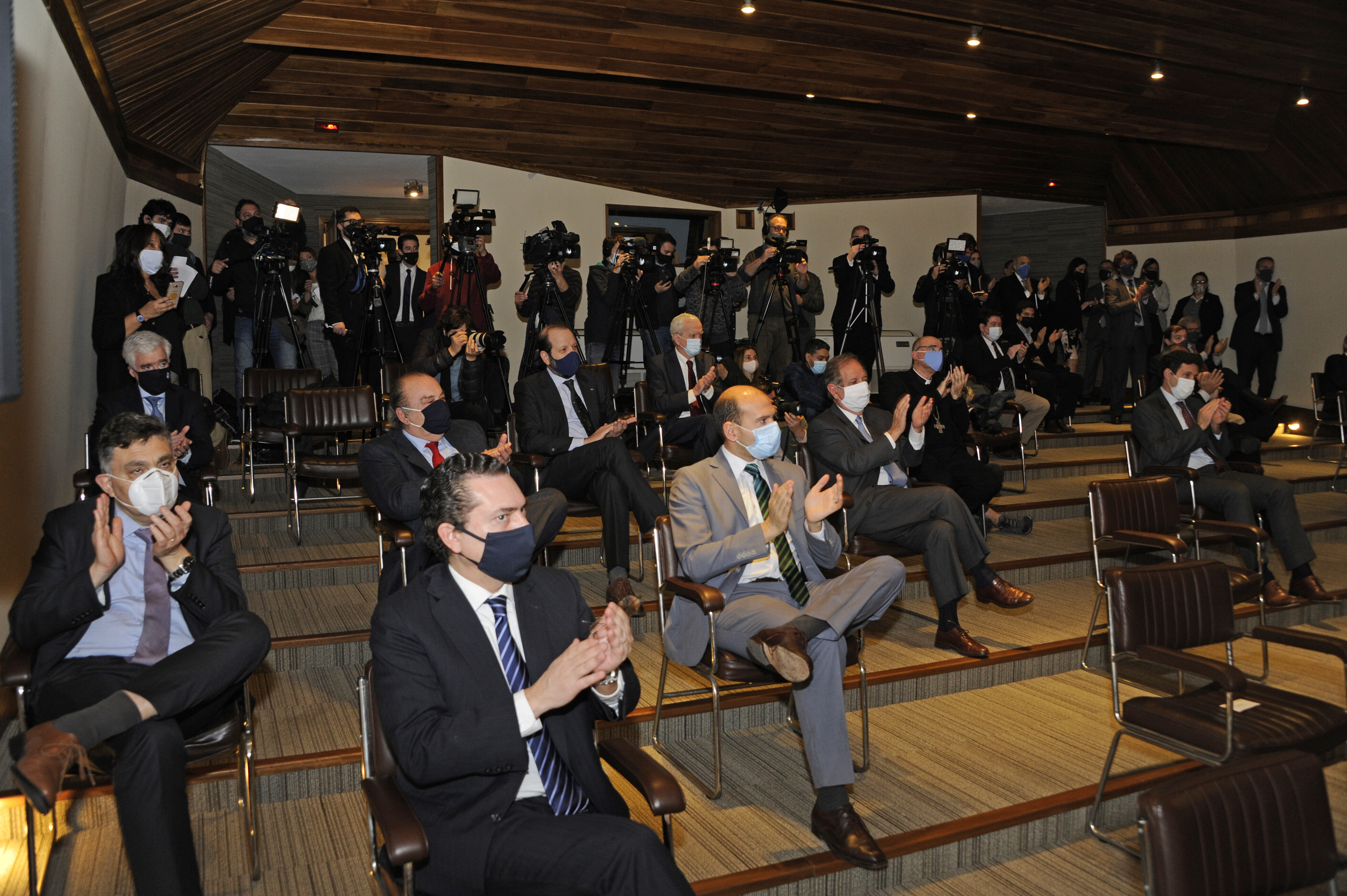 Autoridades presentes en la conferencia