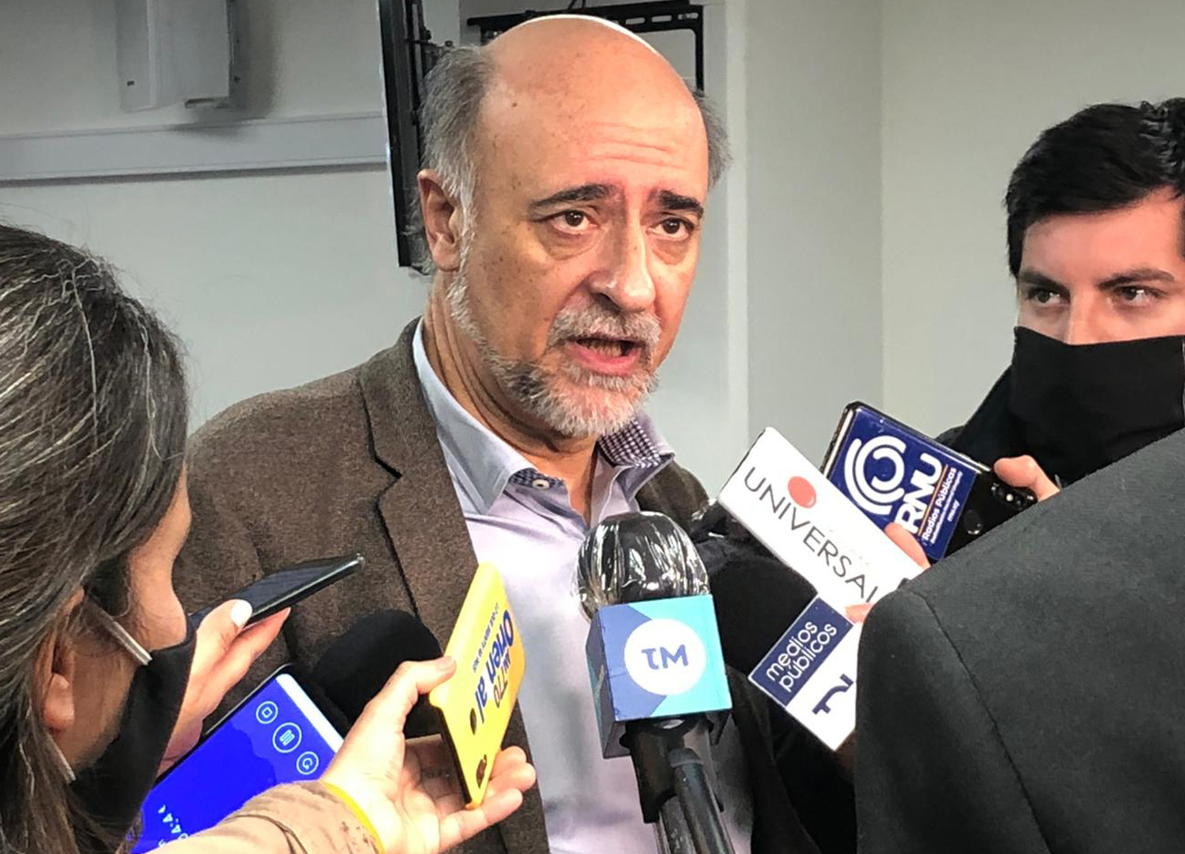 Ministro de Trabajo y Seguridad Social, Pablo Mieres, dialoga con la prensa