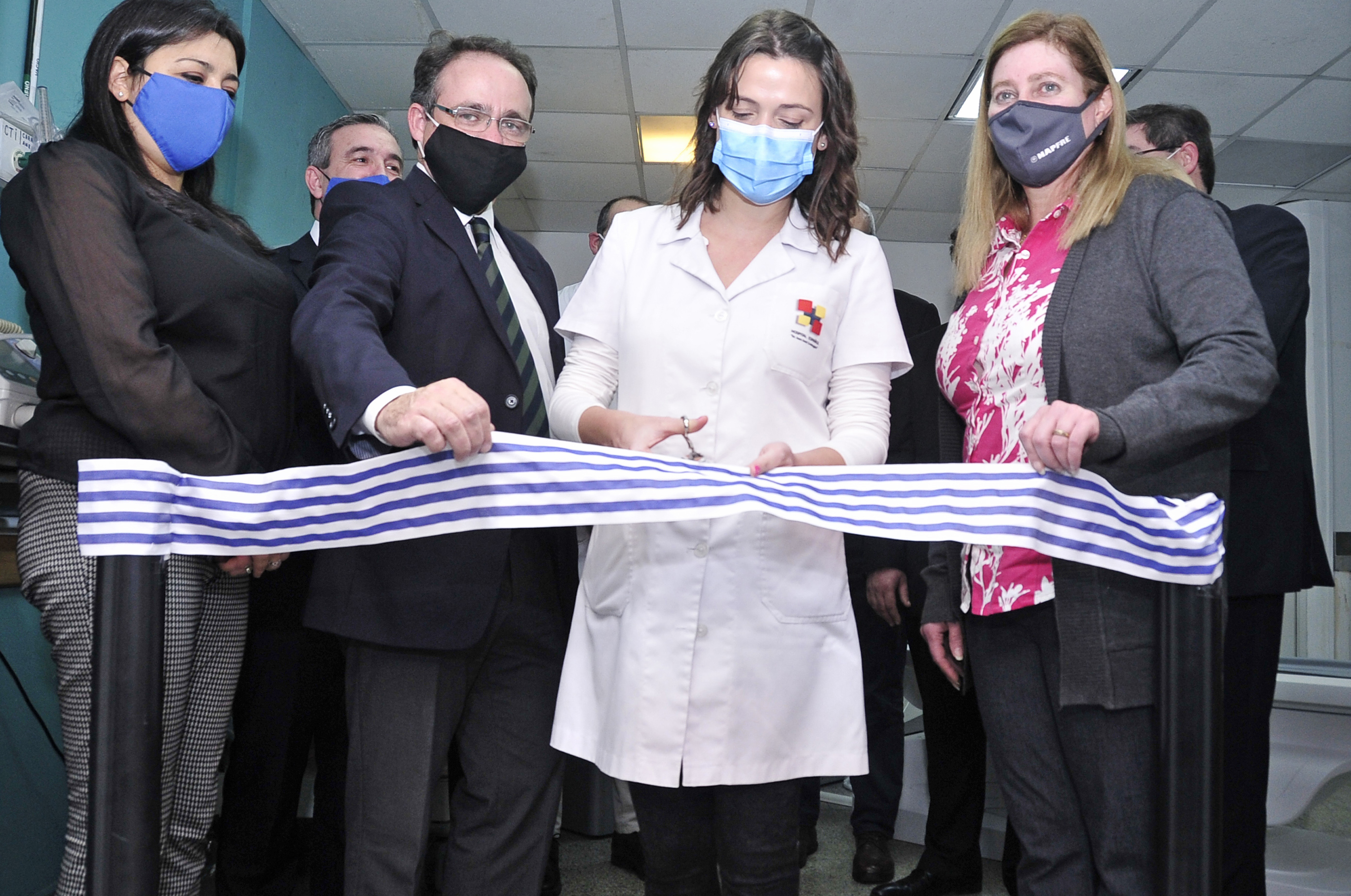 Corte de cinta de inauguración del tomógrafo en el Hospital Español