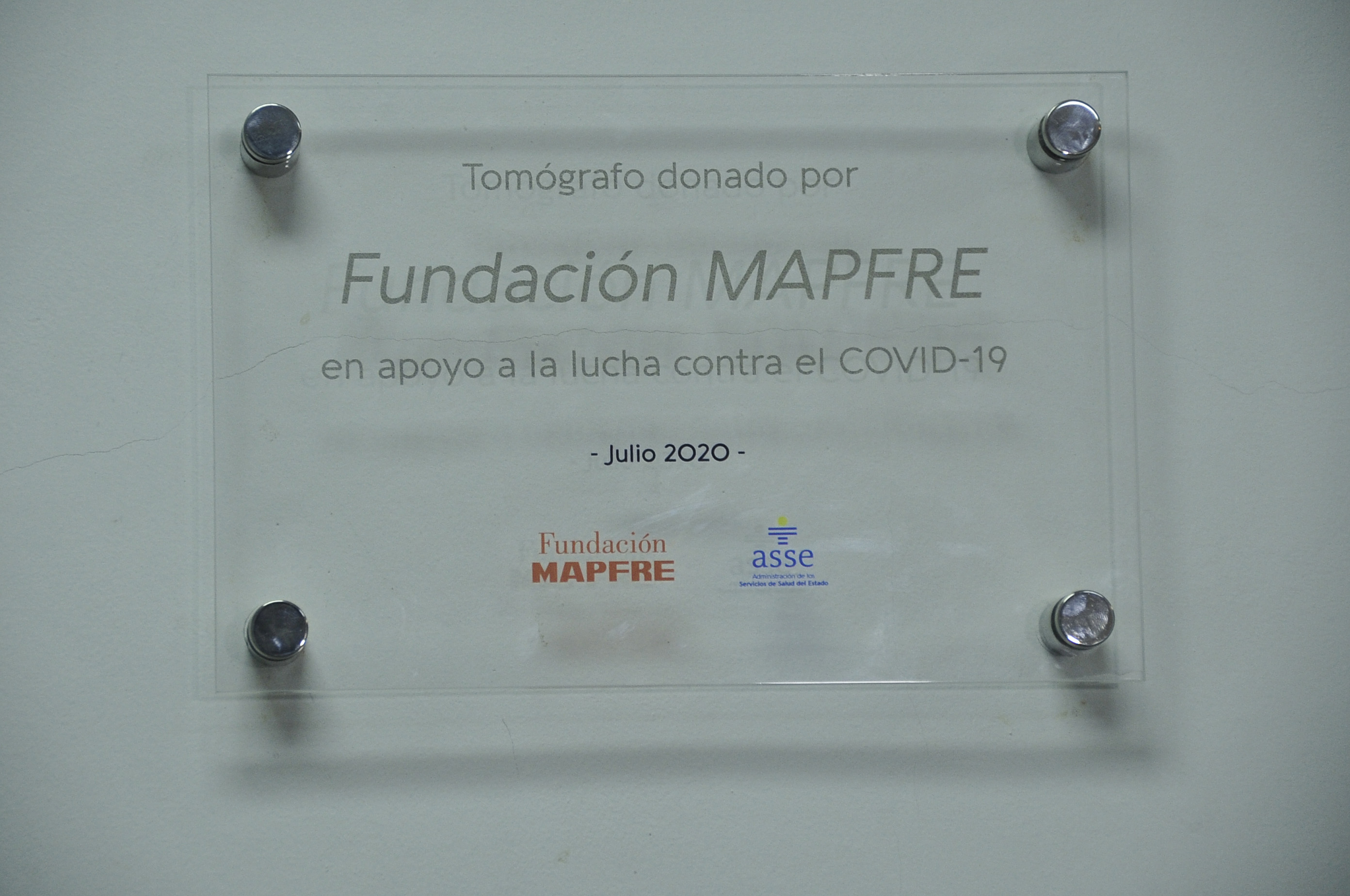 Placa recordatoria de la inauguración en el Hospital Español de un tomógrafo de última generación de 32 líneas y su software correspondiente