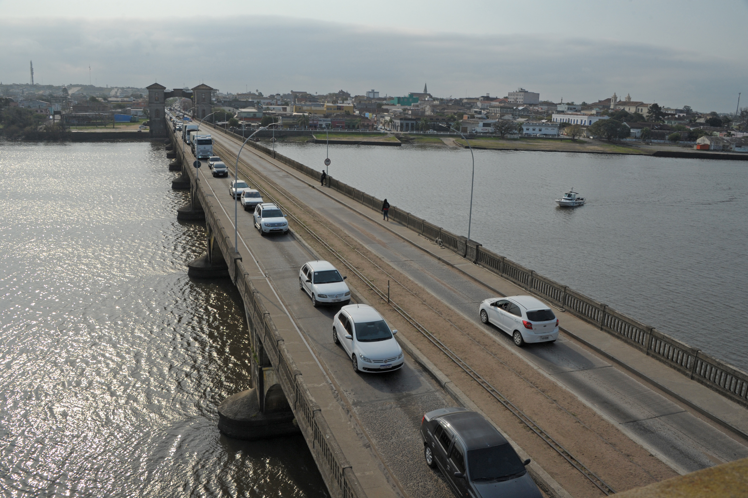 Autoridades del Ministerio de Transporte, encabezadas por el ministro Luis Alberto Heber, y del departamento recorrieron el puente Mauá