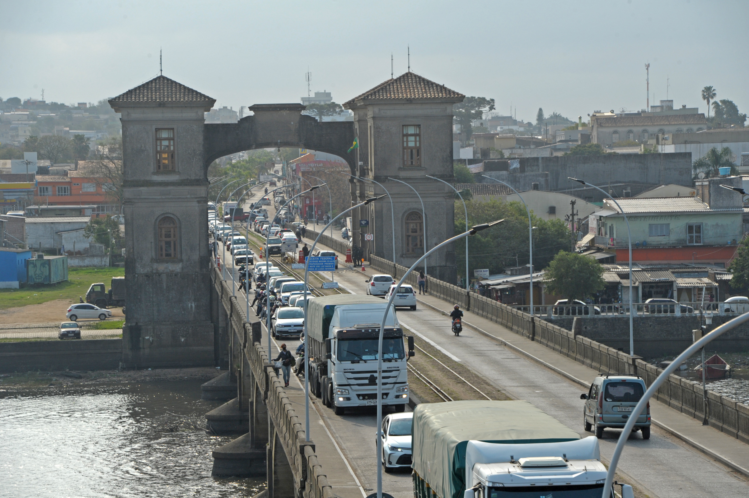 Autoridades del Ministerio de Transporte, encabezadas por el ministro Luis Alberto Heber, y del departamento recorrieron el puente Mauá