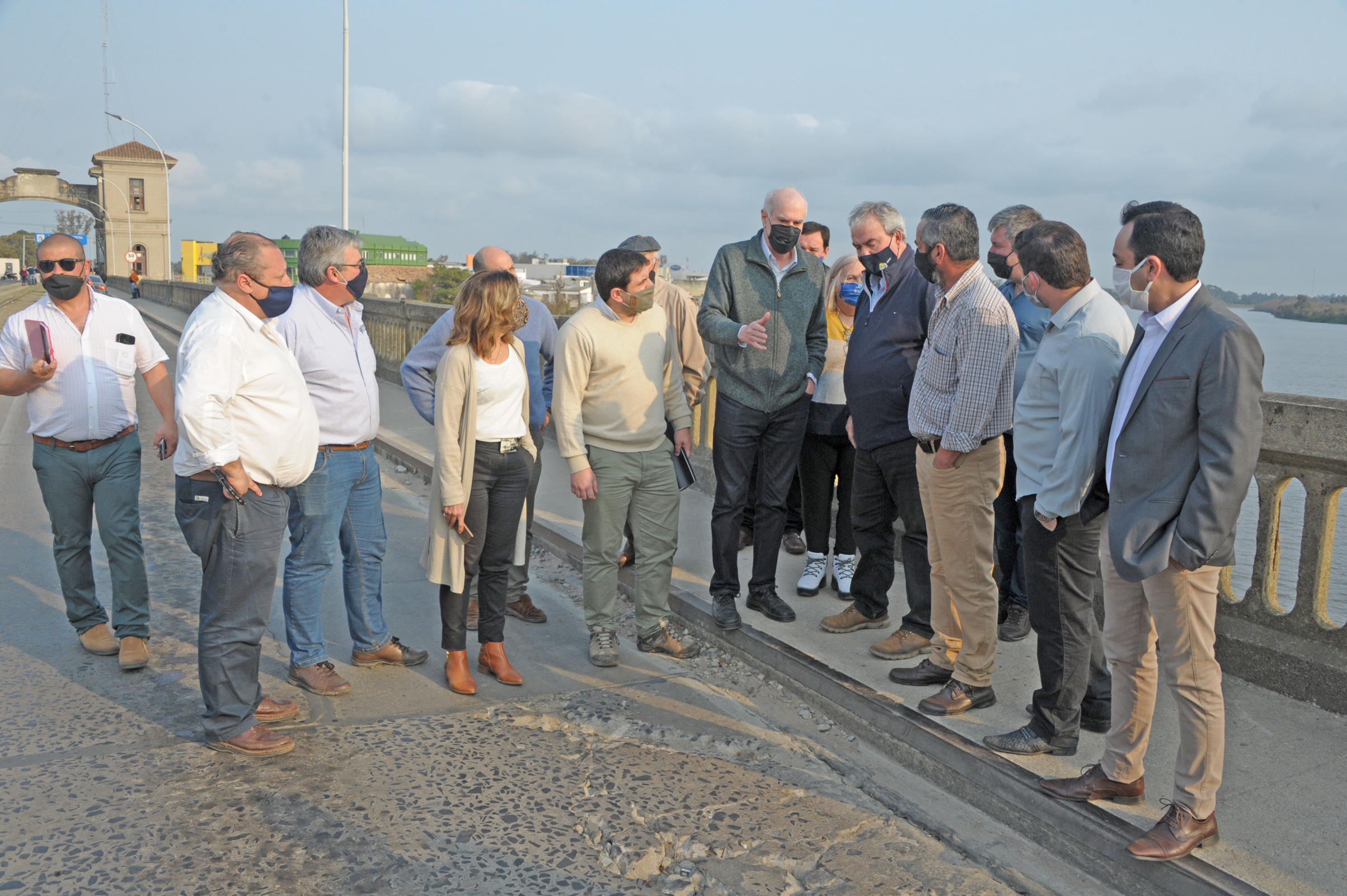 Autoridades del Ministerio de Transporte, encabezadas por el ministro Luis Alberto Heber, y del departamento recorrieron el puente Mauá